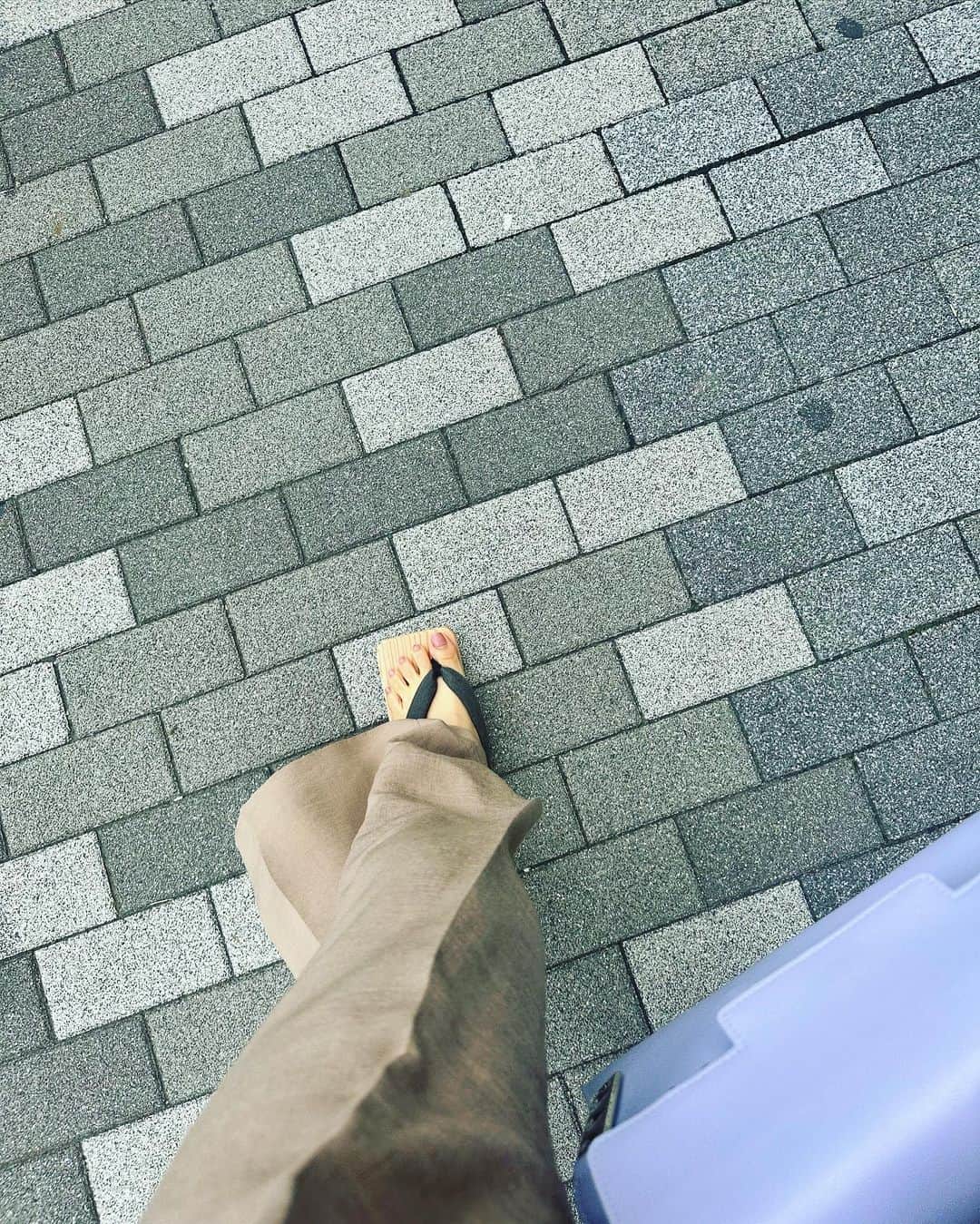 風間ゆみえのインスタグラム：「DELVAUXのバッグと @delvaux   Irojikakeの下駄 @irojikake  @saramary12   近頃こればかり着てしまう、晩夏に購入した、着回し自由自在、七変化で便利なオールインワンは、　@stylings_official」
