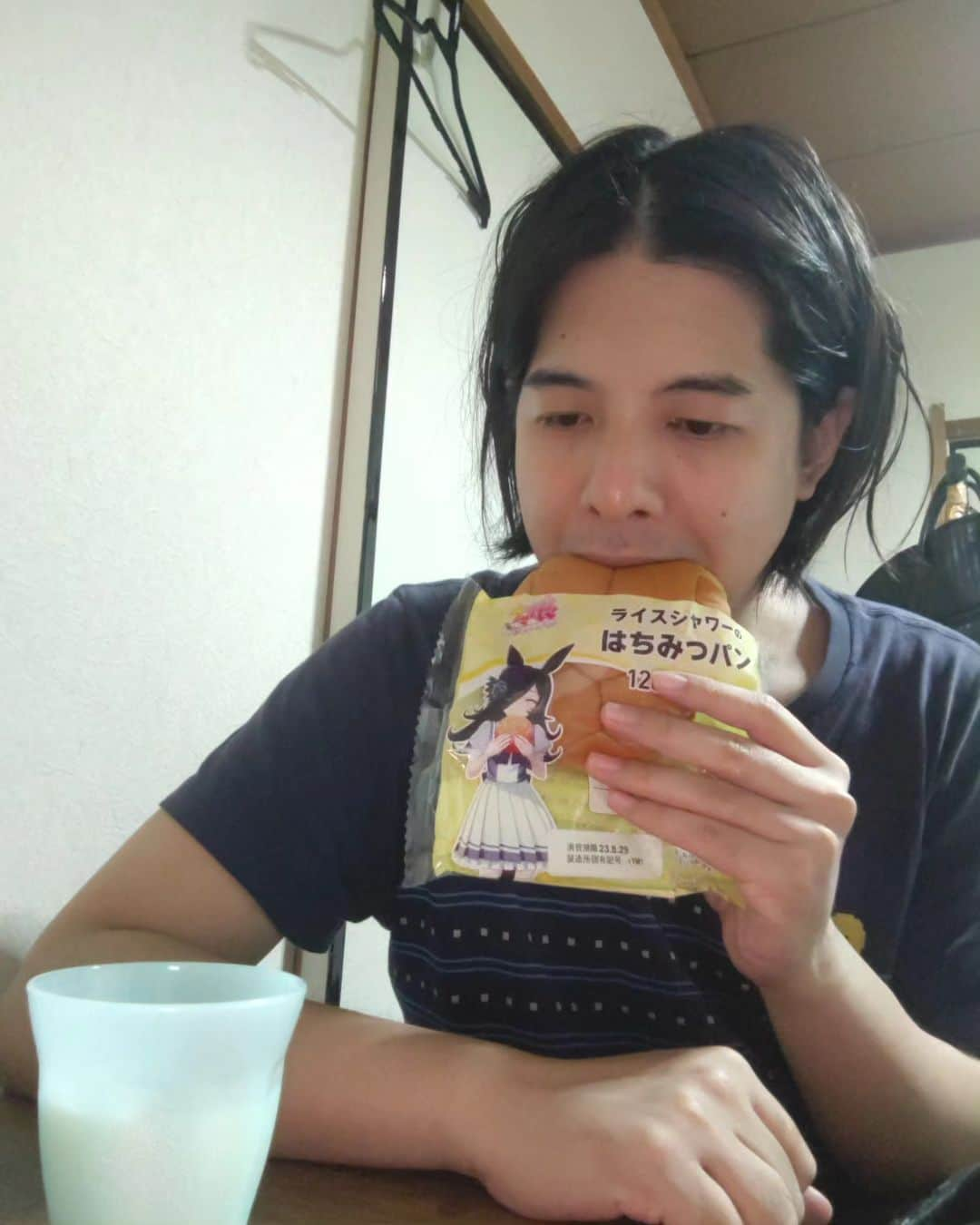 森本サイダーのインスタグラム：「アニメのコラボ商品を「味が好きだから」って言いながら食べてる人 #せつない人モノマネ」