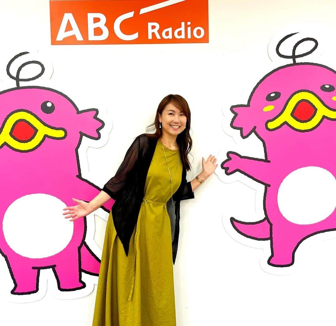 小林万希子のインスタグラム：「・  今日は久しぶりにABCラジオ📻  「ますだおかだ増田のラジオハンター」に お邪魔しました。  さぁ下半期の仕事もスタートです🍁  出演する番組によってスタッフの方が違うのですが  いつも結構な頻度でお世話になってるスタッフの方から 「私、来週退職するんです」と突然の告白  えーーーそうなのー？？🥲  いつも私とエビシー君の写真を撮ってくれる 優しいスタッフさん🥲💕 今日は一緒に撮りましょ〜！と 出演終わり記念写真を撮りました✨  今後はメディア関係ではないところでお仕事をされるそうです。  そっか〜〜 何だか局内もどんどん知ってる人が少なくなるな〜💦 寂しいかぎりです😔  それにしても スタッフちゃんが首から下げてた エビシーくんのキーホルダー 可愛いかったなー😍✨  新しいところでも頑張ってくださいね♪  #ABC #abcラジオ  #スタッフいい人ばかり  #退職  #寂しくなるけど  #新しいステージ  #頑張ってね 😊❤️」