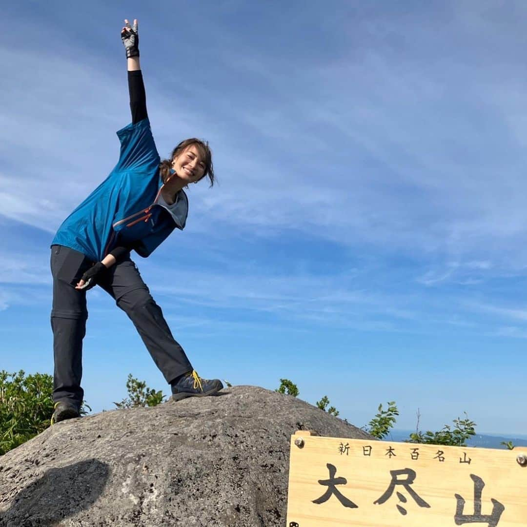 新山千春のインスタグラム：「. . NHK総合✨ にっぽん百低山　に 出演させていただきます⛰️  地元青森の大尽山。  わたし人生初登山でした！  後半は一歩一歩足を進めても 頂上が遠くて...後半が特に険しい道だったので まさに試練💦😅 心が折れそうになりかけましたが笑  下山まで弱音を吐かないと決めていたのと 青森のじょっぱり根性と スタッフ皆さんの笑顔と優しさのおかげで 頑張れました！ なかなか出来ない経験を させていただいたロケでした。  詩人で登山スペシャリストの吉田類さんと ご一緒させていただいて、登山後の乾杯🍶は 登山の過程を思い出して...  たまらなく沁みました✨  青森・下北半島、霊場・恐山を 見下ろす大尽山です。  青森で初登山ばでぎで 良がった🤍ぜひみでけろ✨  青森の絶景と大自然に感動した 忘れられない日になりました。  #登山 #にっぽん百低山 #吉田類　さん #新山千春 #大尽山 #恐山 #aomori  #青森 #青森県」