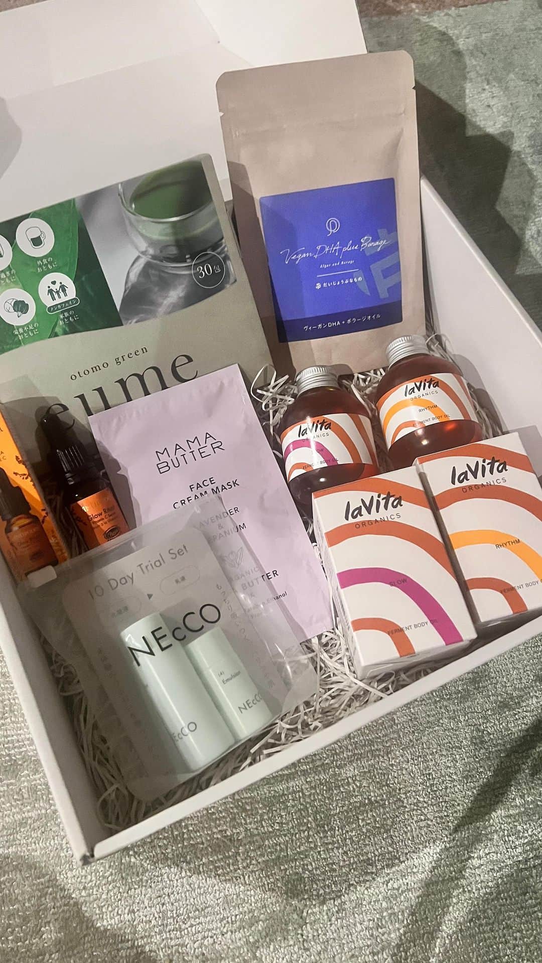 本島彩帆里のインスタグラム：「セルフケアボックス10月号🌕 テーマは、いたわる肌 ⁡ 《SKIN》  @antipodesskincare_jp 「グロウ リチュアル Cセラム 10ml」 “わたしの艶めきをUPさせる美容液” ⁡  @mamabutter_official_ 「フェイスクリームマスク」 (ラベンダー＆ゼラニウムの香り) “とろん、肌ふっくらな集中ケア” ⁡ @necco_euglena 「トライアルセット」 “ハリとツヤ、根っこからの美しさ” ⁡ 《INNER》 @daijoubunamono 「ヴィーガンDHA＋ボラージオイル」 (90カプセル) “根幹からサポートするオイルサプリ” ⁡ @eume_official 「otomo green」 “おともして、腸から、ケア” ⁡ 《BODY》  @lavita_organics 「ファーメント　ボディオイル」 “全身の、めぐりと肌ケア” ※ シトラスフローラルの香りか、フレッシュラベンダーの香り、どちらかが届きます。  オータムセット🉐 ①お好きなクォーツバスソルト (レモン/クリスタル/コーラル/ルビーの4種からいずれか1つ) ②セサミオイル ③スカルプブラシ (セサミオイル、スカルプブラシはオーガンジーに包んでお届けします)  そして、豪華プレゼントが当たる投稿キャンペーンもやってるのでチェックしてみてください🎁  @eume_official   #イウミーギフト#イウミー#イウミー」