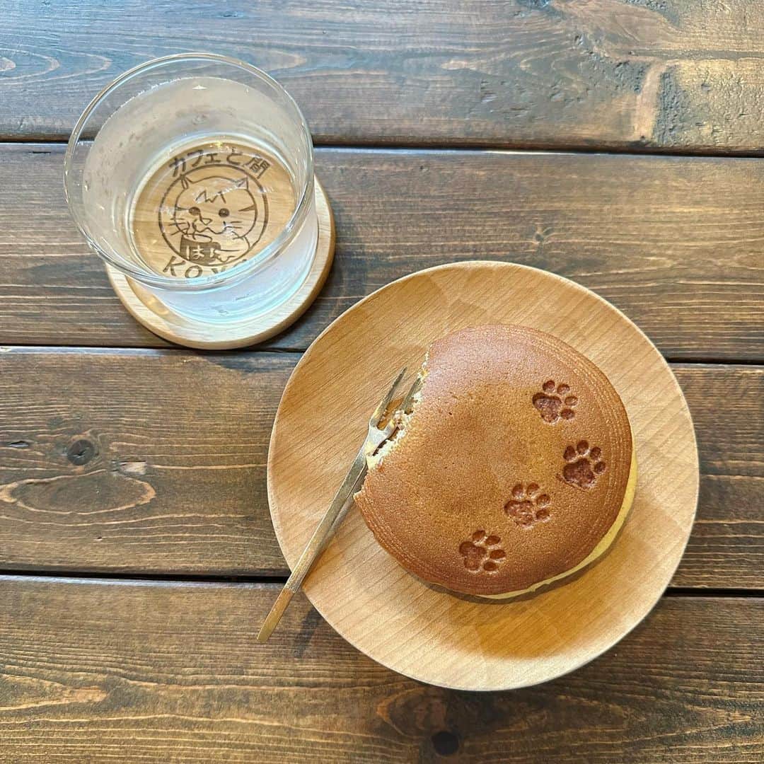 遠野愛のインスタグラム：「猫が店長の店🐈 @cafe_koya   カフェ印をやっているお店 店長はもちろん店内猫のモチーフがたくさんで猫好きにはたまらなかった☺️  食レポ後に慌てて撮ったので食べかけなのはご愛嬌💛」