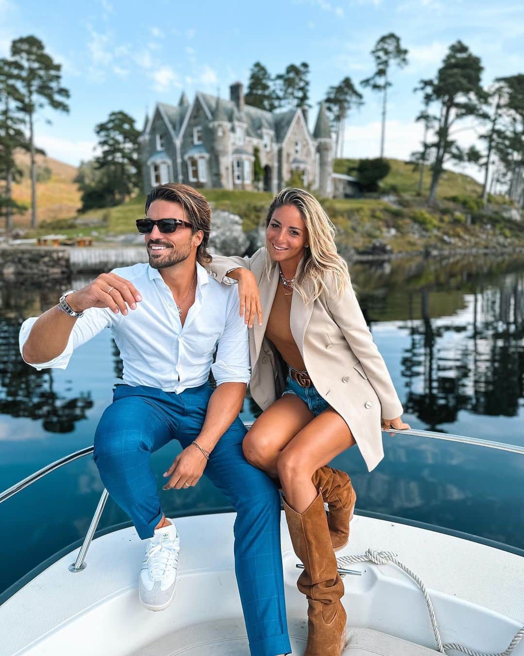 Mariano Di Vaioのインスタグラム：「Noi,una barca,un lago e una dimora incantata ✨#comeinunsogno #glenaffric 🏴󠁧󠁢󠁳󠁣󠁴󠁿♥️#astonmartin 🏎️」