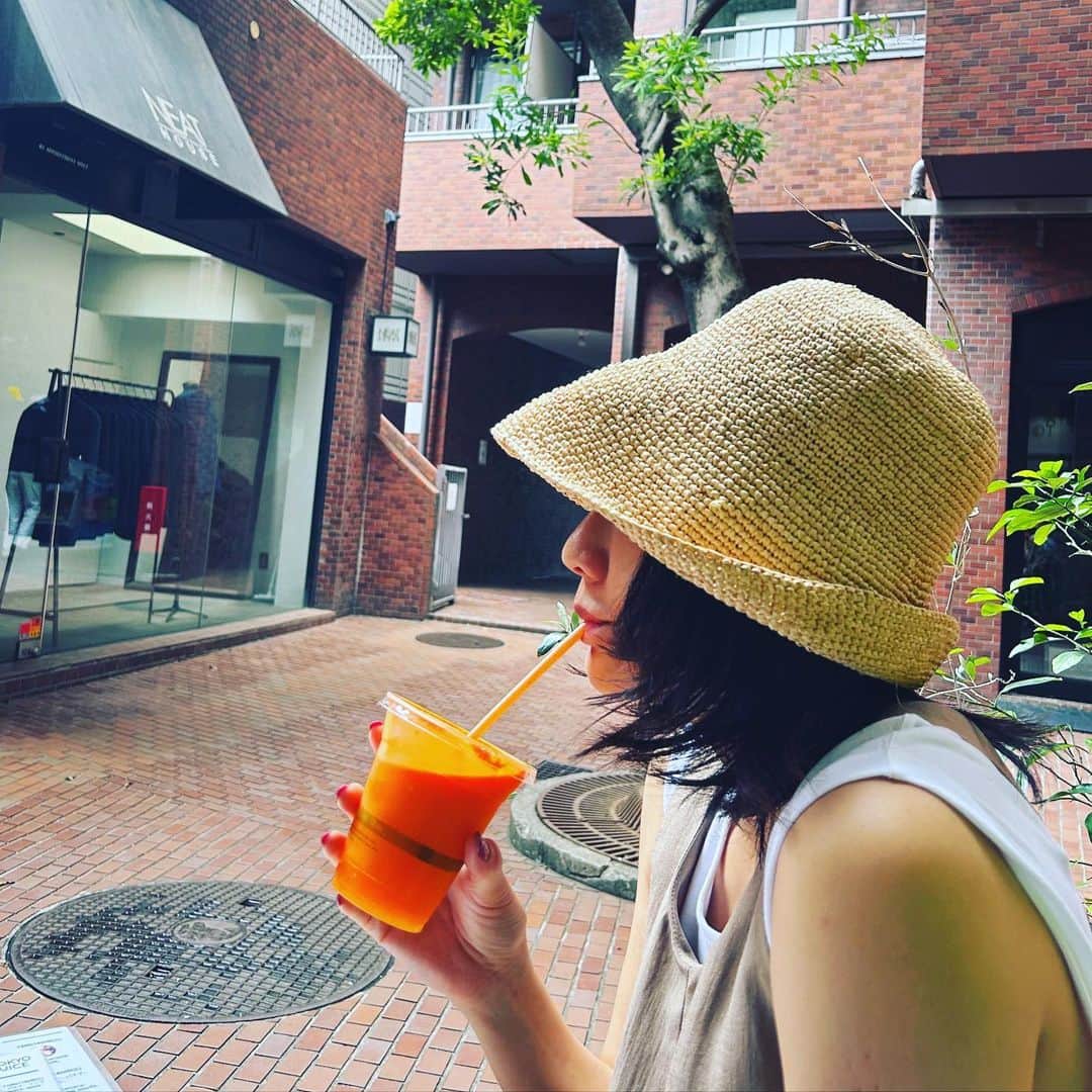 風間ゆみえのインスタグラム：「とにかく毎日 "抗酸化"😂✨  ビタミン補給 golden coast ウコンも入ってる。  @helen_kaminski のハットで紫外線から頭皮を守っております。  色々頑張る。  頑張りたい。笑  photo by @sadaebam  thank u😘」