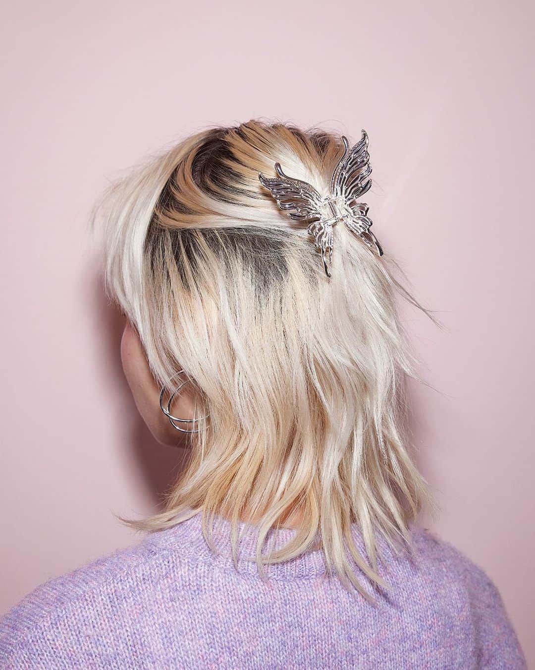 モンキのインスタグラム：「Feeling 🦋 in our tummies 4 this hair claw, hbu?」