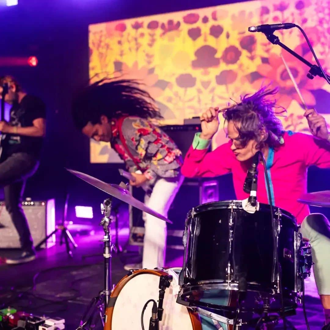 ディアフーフのインスタグラム：「Last week in Birmingham Pics by Joe Singh @snaprockandpop and @ewanwilliamson.photos Come take some more this week as we play more concerts! Deerhoof.website」