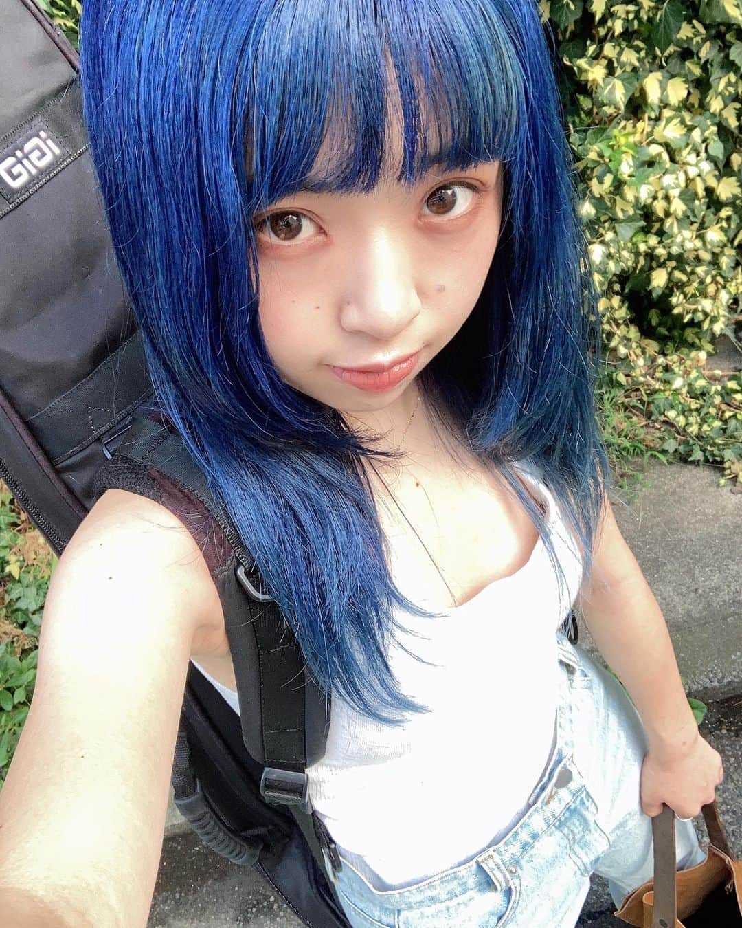 甘楽さんのインスタグラム写真 - (甘楽Instagram)「青に戻すか？悩🤔  #bluehair」9月7日 23時01分 - n__feni