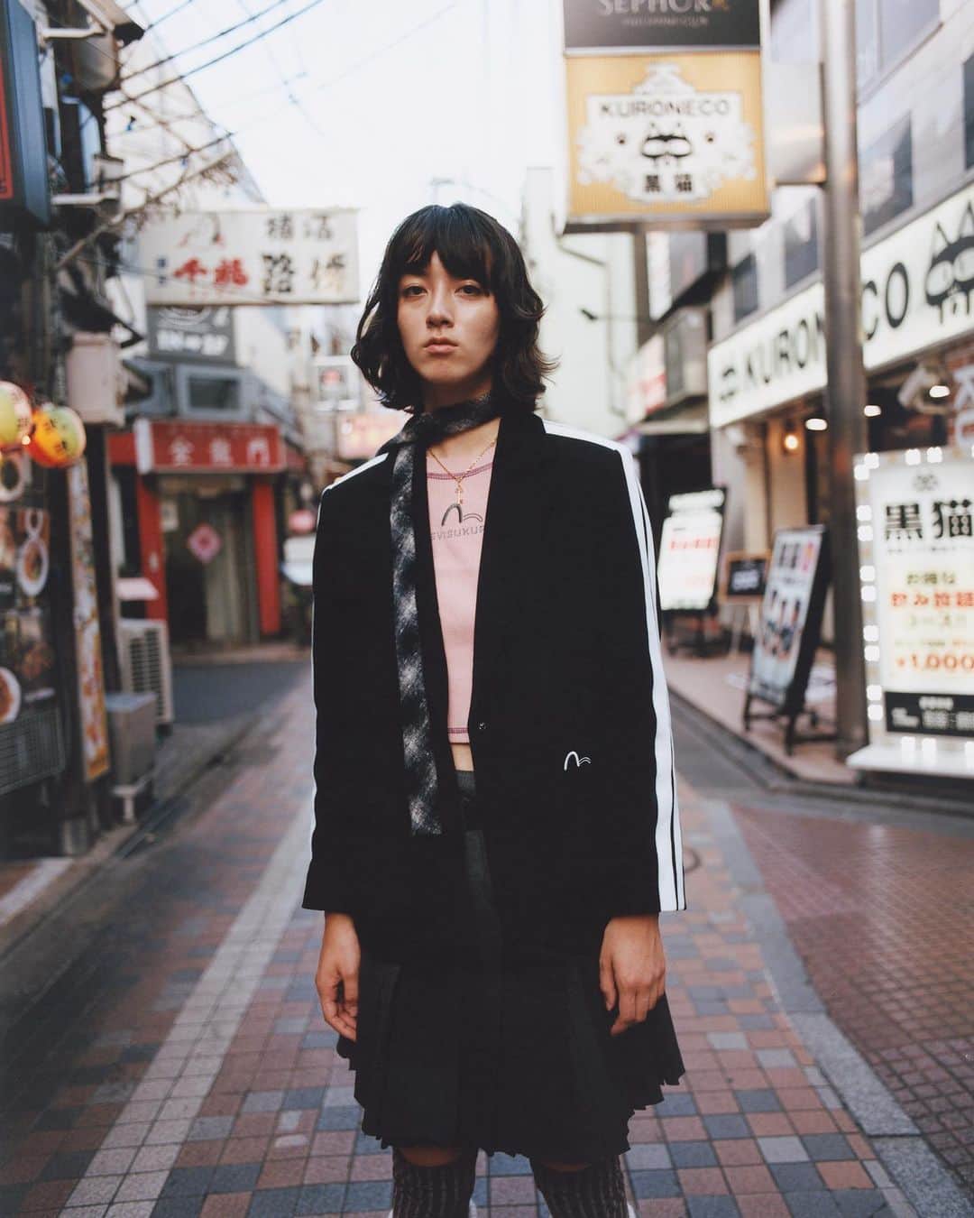 エヴィスジーンズのインスタグラム：「Our new KURO womens collection offers perfect layering options for the upcoming season.   #evisu #evisukuro」