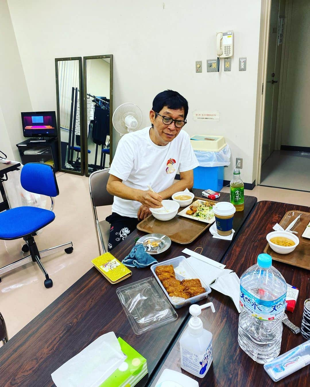 井上聡さんのインスタグラム写真 - (井上聡Instagram)「遅くなってしまいましたが先日、さんまさんの舞台ツアーで静岡に行ってきました。  会場は富士山がとても綺麗に見える風光明媚な場所にある小山町総合文化会館でした。  ※風光明媚とは  風光明媚という言葉は、自然の景色が素晴らしい様子を強調して言い表すには適している四字熟語です。特に観光地を巡る際などには、風光明媚という言葉は使えるので覚えておくといいと思います。また、類義語なども合わせて覚えておくととても役に立つ  とのことなのであまりわかっていない子供達はこれを気にこの言葉を覚えて友達と差をつけようぜ！！  そして今回もいつも通り、あたたかいお客さんのおかげでとても楽しい公演となりました。 ご来場くださった方々ありがとうございました。  今回、楽屋や打ち上げではずっと話していたので写真はあまり撮れませんでしたが、とりあえず覚えてる範囲で紹介すると、  1枚目 楽しそうな昼食 ※今回の食事はめずらしくあまり下にこぼされていませんでした 2枚目 突然出てきた甘辛いいなり寿司（どこのなのかは未確認）にさんまさんはとても感銘を受けておられました 3枚目 その様子をへんな姿勢で聞いている松尾伴内さん 4枚目 甘辛いいなり寿司の余韻に浸る神 5枚目 恒例の集団コンビニ 6枚目 これまた恒例の大量氷買い （理由は諸説ありますが、氷を氷で冷やすために買うそうです） 7枚目 年長組で、サントリーほろよいの新作の味を探している風景になります。 個人的な感想ですが、かわいいですね。 8枚目 日本酒を手に取り、 「これは地元のやつかな？いや、どうだろう？でも見たことないから地酒なんじゃないかな？」 と、ずっと独りでぶつぶつ言っているジョニ男さん  になります。  次回は名古屋らしいのでまたその時の様子もレポートしてみたいと思います。  #明石家さんまさん #日本を明るくしている人」9月7日 23時12分 - _ino__