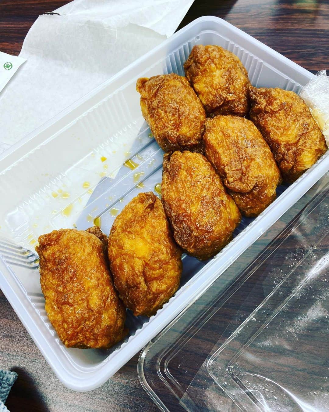 井上聡さんのインスタグラム写真 - (井上聡Instagram)「遅くなってしまいましたが先日、さんまさんの舞台ツアーで静岡に行ってきました。  会場は富士山がとても綺麗に見える風光明媚な場所にある小山町総合文化会館でした。  ※風光明媚とは  風光明媚という言葉は、自然の景色が素晴らしい様子を強調して言い表すには適している四字熟語です。特に観光地を巡る際などには、風光明媚という言葉は使えるので覚えておくといいと思います。また、類義語なども合わせて覚えておくととても役に立つ  とのことなのであまりわかっていない子供達はこれを気にこの言葉を覚えて友達と差をつけようぜ！！  そして今回もいつも通り、あたたかいお客さんのおかげでとても楽しい公演となりました。 ご来場くださった方々ありがとうございました。  今回、楽屋や打ち上げではずっと話していたので写真はあまり撮れませんでしたが、とりあえず覚えてる範囲で紹介すると、  1枚目 楽しそうな昼食 ※今回の食事はめずらしくあまり下にこぼされていませんでした 2枚目 突然出てきた甘辛いいなり寿司（どこのなのかは未確認）にさんまさんはとても感銘を受けておられました 3枚目 その様子をへんな姿勢で聞いている松尾伴内さん 4枚目 甘辛いいなり寿司の余韻に浸る神 5枚目 恒例の集団コンビニ 6枚目 これまた恒例の大量氷買い （理由は諸説ありますが、氷を氷で冷やすために買うそうです） 7枚目 年長組で、サントリーほろよいの新作の味を探している風景になります。 個人的な感想ですが、かわいいですね。 8枚目 日本酒を手に取り、 「これは地元のやつかな？いや、どうだろう？でも見たことないから地酒なんじゃないかな？」 と、ずっと独りでぶつぶつ言っているジョニ男さん  になります。  次回は名古屋らしいのでまたその時の様子もレポートしてみたいと思います。  #明石家さんまさん #日本を明るくしている人」9月7日 23時12分 - _ino__