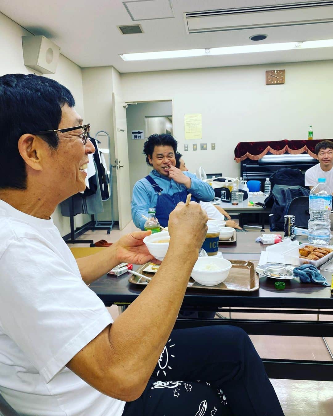 井上聡さんのインスタグラム写真 - (井上聡Instagram)「遅くなってしまいましたが先日、さんまさんの舞台ツアーで静岡に行ってきました。  会場は富士山がとても綺麗に見える風光明媚な場所にある小山町総合文化会館でした。  ※風光明媚とは  風光明媚という言葉は、自然の景色が素晴らしい様子を強調して言い表すには適している四字熟語です。特に観光地を巡る際などには、風光明媚という言葉は使えるので覚えておくといいと思います。また、類義語なども合わせて覚えておくととても役に立つ  とのことなのであまりわかっていない子供達はこれを気にこの言葉を覚えて友達と差をつけようぜ！！  そして今回もいつも通り、あたたかいお客さんのおかげでとても楽しい公演となりました。 ご来場くださった方々ありがとうございました。  今回、楽屋や打ち上げではずっと話していたので写真はあまり撮れませんでしたが、とりあえず覚えてる範囲で紹介すると、  1枚目 楽しそうな昼食 ※今回の食事はめずらしくあまり下にこぼされていませんでした 2枚目 突然出てきた甘辛いいなり寿司（どこのなのかは未確認）にさんまさんはとても感銘を受けておられました 3枚目 その様子をへんな姿勢で聞いている松尾伴内さん 4枚目 甘辛いいなり寿司の余韻に浸る神 5枚目 恒例の集団コンビニ 6枚目 これまた恒例の大量氷買い （理由は諸説ありますが、氷を氷で冷やすために買うそうです） 7枚目 年長組で、サントリーほろよいの新作の味を探している風景になります。 個人的な感想ですが、かわいいですね。 8枚目 日本酒を手に取り、 「これは地元のやつかな？いや、どうだろう？でも見たことないから地酒なんじゃないかな？」 と、ずっと独りでぶつぶつ言っているジョニ男さん  になります。  次回は名古屋らしいのでまたその時の様子もレポートしてみたいと思います。  #明石家さんまさん #日本を明るくしている人」9月7日 23時12分 - _ino__