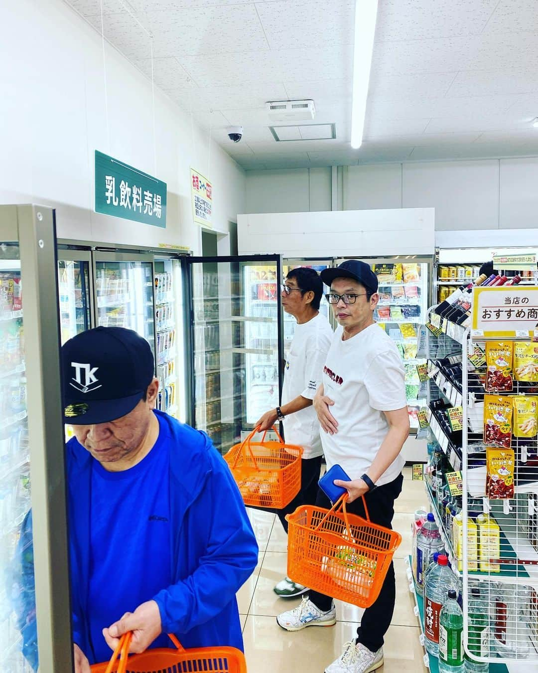 井上聡さんのインスタグラム写真 - (井上聡Instagram)「遅くなってしまいましたが先日、さんまさんの舞台ツアーで静岡に行ってきました。  会場は富士山がとても綺麗に見える風光明媚な場所にある小山町総合文化会館でした。  ※風光明媚とは  風光明媚という言葉は、自然の景色が素晴らしい様子を強調して言い表すには適している四字熟語です。特に観光地を巡る際などには、風光明媚という言葉は使えるので覚えておくといいと思います。また、類義語なども合わせて覚えておくととても役に立つ  とのことなのであまりわかっていない子供達はこれを気にこの言葉を覚えて友達と差をつけようぜ！！  そして今回もいつも通り、あたたかいお客さんのおかげでとても楽しい公演となりました。 ご来場くださった方々ありがとうございました。  今回、楽屋や打ち上げではずっと話していたので写真はあまり撮れませんでしたが、とりあえず覚えてる範囲で紹介すると、  1枚目 楽しそうな昼食 ※今回の食事はめずらしくあまり下にこぼされていませんでした 2枚目 突然出てきた甘辛いいなり寿司（どこのなのかは未確認）にさんまさんはとても感銘を受けておられました 3枚目 その様子をへんな姿勢で聞いている松尾伴内さん 4枚目 甘辛いいなり寿司の余韻に浸る神 5枚目 恒例の集団コンビニ 6枚目 これまた恒例の大量氷買い （理由は諸説ありますが、氷を氷で冷やすために買うそうです） 7枚目 年長組で、サントリーほろよいの新作の味を探している風景になります。 個人的な感想ですが、かわいいですね。 8枚目 日本酒を手に取り、 「これは地元のやつかな？いや、どうだろう？でも見たことないから地酒なんじゃないかな？」 と、ずっと独りでぶつぶつ言っているジョニ男さん  になります。  次回は名古屋らしいのでまたその時の様子もレポートしてみたいと思います。  #明石家さんまさん #日本を明るくしている人」9月7日 23時12分 - _ino__