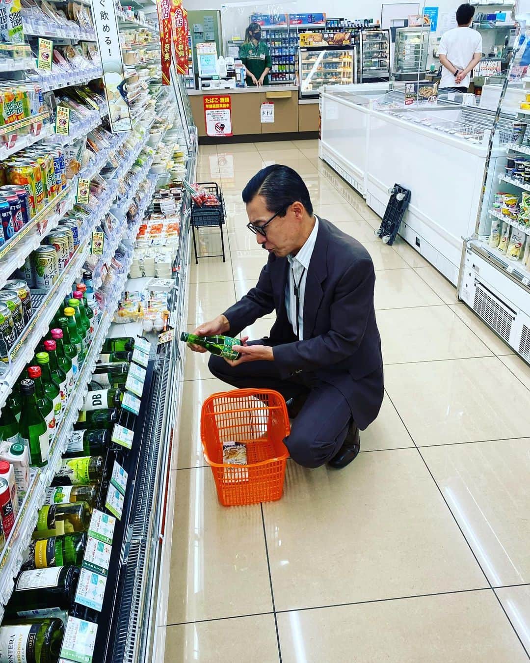 井上聡さんのインスタグラム写真 - (井上聡Instagram)「遅くなってしまいましたが先日、さんまさんの舞台ツアーで静岡に行ってきました。  会場は富士山がとても綺麗に見える風光明媚な場所にある小山町総合文化会館でした。  ※風光明媚とは  風光明媚という言葉は、自然の景色が素晴らしい様子を強調して言い表すには適している四字熟語です。特に観光地を巡る際などには、風光明媚という言葉は使えるので覚えておくといいと思います。また、類義語なども合わせて覚えておくととても役に立つ  とのことなのであまりわかっていない子供達はこれを気にこの言葉を覚えて友達と差をつけようぜ！！  そして今回もいつも通り、あたたかいお客さんのおかげでとても楽しい公演となりました。 ご来場くださった方々ありがとうございました。  今回、楽屋や打ち上げではずっと話していたので写真はあまり撮れませんでしたが、とりあえず覚えてる範囲で紹介すると、  1枚目 楽しそうな昼食 ※今回の食事はめずらしくあまり下にこぼされていませんでした 2枚目 突然出てきた甘辛いいなり寿司（どこのなのかは未確認）にさんまさんはとても感銘を受けておられました 3枚目 その様子をへんな姿勢で聞いている松尾伴内さん 4枚目 甘辛いいなり寿司の余韻に浸る神 5枚目 恒例の集団コンビニ 6枚目 これまた恒例の大量氷買い （理由は諸説ありますが、氷を氷で冷やすために買うそうです） 7枚目 年長組で、サントリーほろよいの新作の味を探している風景になります。 個人的な感想ですが、かわいいですね。 8枚目 日本酒を手に取り、 「これは地元のやつかな？いや、どうだろう？でも見たことないから地酒なんじゃないかな？」 と、ずっと独りでぶつぶつ言っているジョニ男さん  になります。  次回は名古屋らしいのでまたその時の様子もレポートしてみたいと思います。  #明石家さんまさん #日本を明るくしている人」9月7日 23時12分 - _ino__