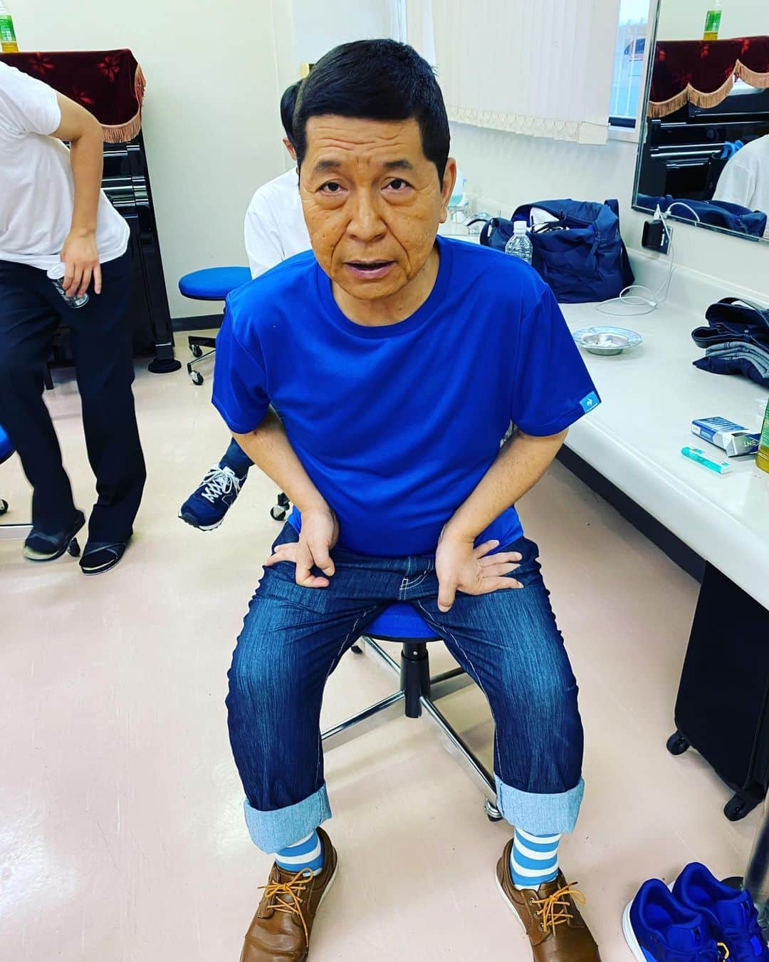井上聡さんのインスタグラム写真 - (井上聡Instagram)「遅くなってしまいましたが先日、さんまさんの舞台ツアーで静岡に行ってきました。  会場は富士山がとても綺麗に見える風光明媚な場所にある小山町総合文化会館でした。  ※風光明媚とは  風光明媚という言葉は、自然の景色が素晴らしい様子を強調して言い表すには適している四字熟語です。特に観光地を巡る際などには、風光明媚という言葉は使えるので覚えておくといいと思います。また、類義語なども合わせて覚えておくととても役に立つ  とのことなのであまりわかっていない子供達はこれを気にこの言葉を覚えて友達と差をつけようぜ！！  そして今回もいつも通り、あたたかいお客さんのおかげでとても楽しい公演となりました。 ご来場くださった方々ありがとうございました。  今回、楽屋や打ち上げではずっと話していたので写真はあまり撮れませんでしたが、とりあえず覚えてる範囲で紹介すると、  1枚目 楽しそうな昼食 ※今回の食事はめずらしくあまり下にこぼされていませんでした 2枚目 突然出てきた甘辛いいなり寿司（どこのなのかは未確認）にさんまさんはとても感銘を受けておられました 3枚目 その様子をへんな姿勢で聞いている松尾伴内さん 4枚目 甘辛いいなり寿司の余韻に浸る神 5枚目 恒例の集団コンビニ 6枚目 これまた恒例の大量氷買い （理由は諸説ありますが、氷を氷で冷やすために買うそうです） 7枚目 年長組で、サントリーほろよいの新作の味を探している風景になります。 個人的な感想ですが、かわいいですね。 8枚目 日本酒を手に取り、 「これは地元のやつかな？いや、どうだろう？でも見たことないから地酒なんじゃないかな？」 と、ずっと独りでぶつぶつ言っているジョニ男さん  になります。  次回は名古屋らしいのでまたその時の様子もレポートしてみたいと思います。  #明石家さんまさん #日本を明るくしている人」9月7日 23時12分 - _ino__