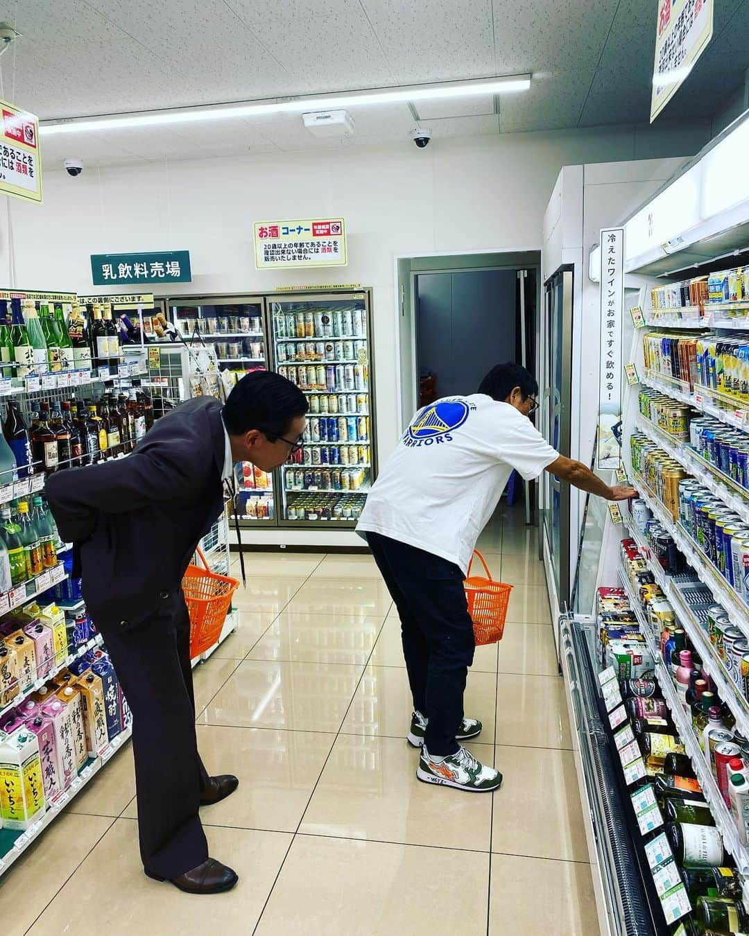 井上聡さんのインスタグラム写真 - (井上聡Instagram)「遅くなってしまいましたが先日、さんまさんの舞台ツアーで静岡に行ってきました。  会場は富士山がとても綺麗に見える風光明媚な場所にある小山町総合文化会館でした。  ※風光明媚とは  風光明媚という言葉は、自然の景色が素晴らしい様子を強調して言い表すには適している四字熟語です。特に観光地を巡る際などには、風光明媚という言葉は使えるので覚えておくといいと思います。また、類義語なども合わせて覚えておくととても役に立つ  とのことなのであまりわかっていない子供達はこれを気にこの言葉を覚えて友達と差をつけようぜ！！  そして今回もいつも通り、あたたかいお客さんのおかげでとても楽しい公演となりました。 ご来場くださった方々ありがとうございました。  今回、楽屋や打ち上げではずっと話していたので写真はあまり撮れませんでしたが、とりあえず覚えてる範囲で紹介すると、  1枚目 楽しそうな昼食 ※今回の食事はめずらしくあまり下にこぼされていませんでした 2枚目 突然出てきた甘辛いいなり寿司（どこのなのかは未確認）にさんまさんはとても感銘を受けておられました 3枚目 その様子をへんな姿勢で聞いている松尾伴内さん 4枚目 甘辛いいなり寿司の余韻に浸る神 5枚目 恒例の集団コンビニ 6枚目 これまた恒例の大量氷買い （理由は諸説ありますが、氷を氷で冷やすために買うそうです） 7枚目 年長組で、サントリーほろよいの新作の味を探している風景になります。 個人的な感想ですが、かわいいですね。 8枚目 日本酒を手に取り、 「これは地元のやつかな？いや、どうだろう？でも見たことないから地酒なんじゃないかな？」 と、ずっと独りでぶつぶつ言っているジョニ男さん  になります。  次回は名古屋らしいのでまたその時の様子もレポートしてみたいと思います。  #明石家さんまさん #日本を明るくしている人」9月7日 23時12分 - _ino__