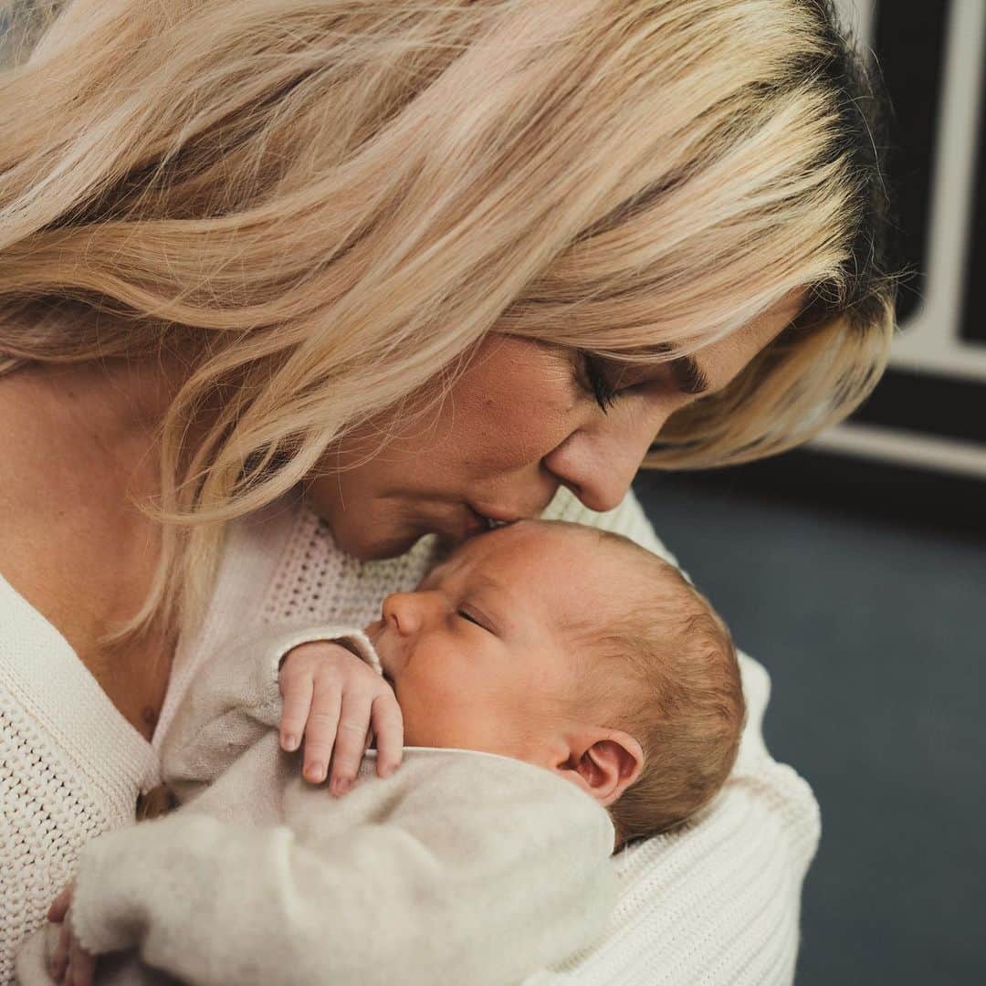 キンバリー・ペリーさんのインスタグラム写真 - (キンバリー・ペリーInstagram)「Welcome to our world Whit Costello!  ⠀⠀⠀⠀⠀⠀⠀⠀⠀ Born August 26, 2023  4:01 pm in Nashville, TN 7 lbs 8 oz ⠀⠀⠀⠀⠀⠀⠀⠀⠀ In one short week Johnny and I have moved from a season of BLOOM into a SUPERBLOOM.  ⠀⠀⠀⠀⠀⠀⠀⠀⠀ Our lives have become sweeter, our days have become so much fuller, our sleep has gotten shorter - our house has truly become a home.  ⠀⠀⠀⠀⠀⠀⠀⠀⠀ Thank you all for your prayers and well wishes. It’s been such a sweet time getting baby Whit here safely and soundly and acclimating as a new family. We can't wait to show him the world - this bus baby is ready to roll! ⠀⠀⠀⠀⠀⠀⠀⠀⠀ Love you all! K  Photo by the wonderful @taylorgkelly H+M by the excellent @tarrynfeldman Creative by the amazing @emilypres10」9月7日 23時05分 - thekimberlyperry