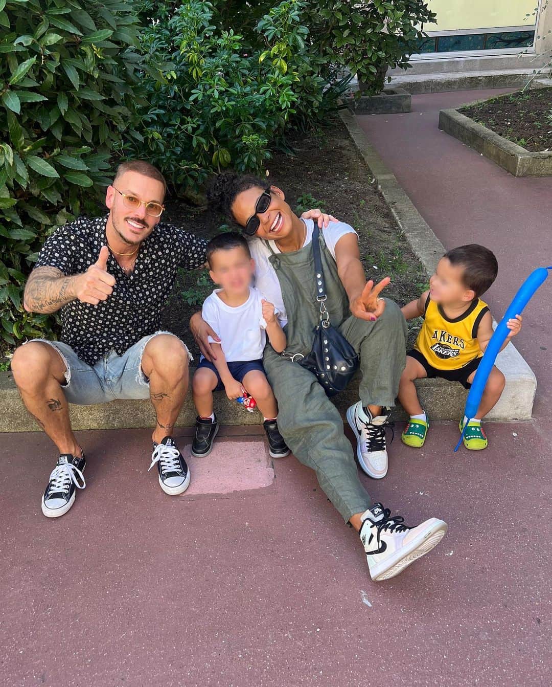 のインスタグラム：「Good news! Isaiah’s first day of school was a smooth transition 😅 Mom & Dad did not cry.. Isaiah made a friend and altogether school gets a thumbs up, a pound and a peace sign! 👍🏻✊🏼✌🏽  ~~~~~  Bonne nouvelle ! Le premier jour d’école d’Isaïe a été une transition en douceur 😅 Maman et papa n’ont pas pleuré.. Isaiah s’est fait un ami et l’école obtient un pouce en l’air, une livre et un signe de paix ! 👍🏻✊🏼✌🏽」