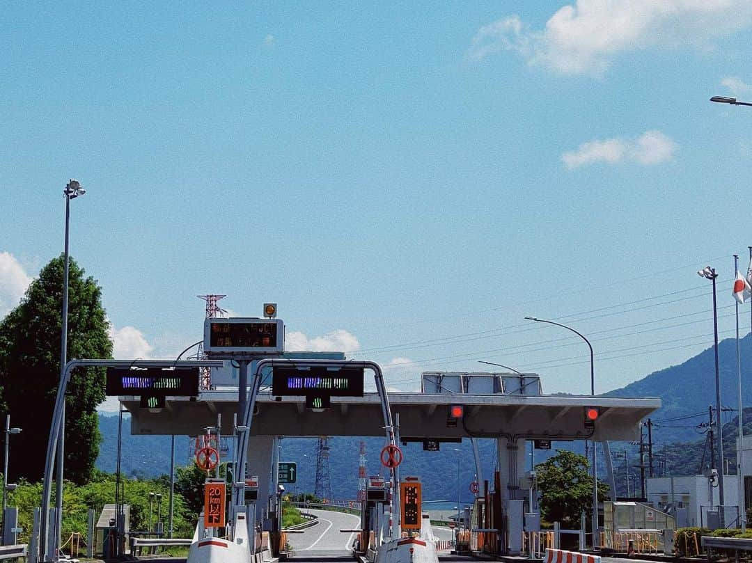 清水みさとさんのインスタグラム写真 - (清水みさとInstagram)「CBC「道との遭遇」📺  高速の側道マニアの橋本さんと巡った中央道🛣️  高速を側道から眺めたり、 料金所は見るものだったり、 昔使われてた高速道路にいったり、 高側道の面白さをいっぱい教えてもらいました🤤  マニアの人って本当におもしろい！！ 楽しかったーーー！！  TVerで見れます🤤 ぜひ✌️  #道との遭遇 #高側道 #TT兄弟みたいになった🤗」9月7日 23時07分 - misatoshimizu35