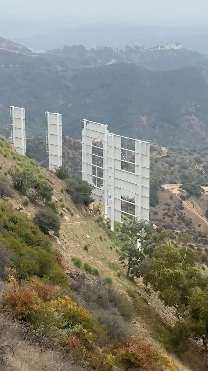東京DANDYのインスタグラム：「A hike up behind the Hollywood sign and back down past what was Madonnas house in the 90’s.   #hollywood #hike」