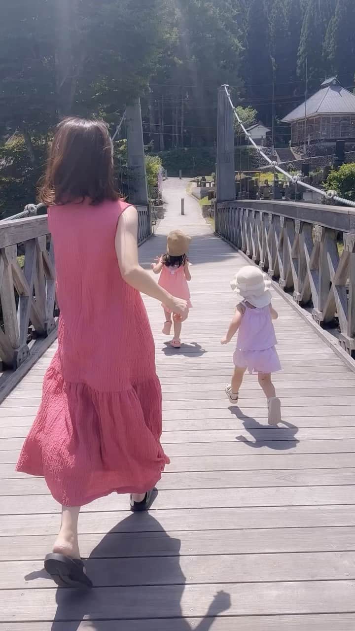 萩中ユウのインスタグラム：「私が常に、 娘たちに言っている言葉があります。   『あなたたちはチーム。 　これからずっと一番の味方なんだよ』   お互いを大切にすること、 仲良しでいるように考えること、 相手の気持ちを考えること、 相手の愛に気付くこと。   パパとママよりずっと長く これから一緒にいる仲間。   この先、お互いの存在が 心を支えてくれるはずだから 絆を大切にしてね。   意味があって お互いに選んで 生まれてきた姉妹だから。  #姉妹 #sisters」