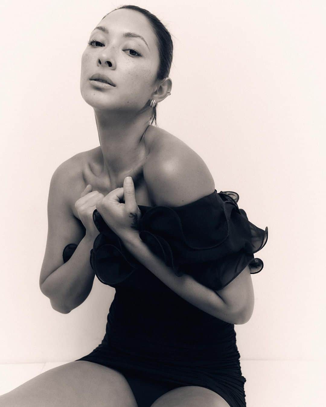 ジョーディン・テイラーのインスタグラム：「What does it say about you if you have abnormally small hands?! 🤲🏽  📸 @timothyfernandezphotographer」