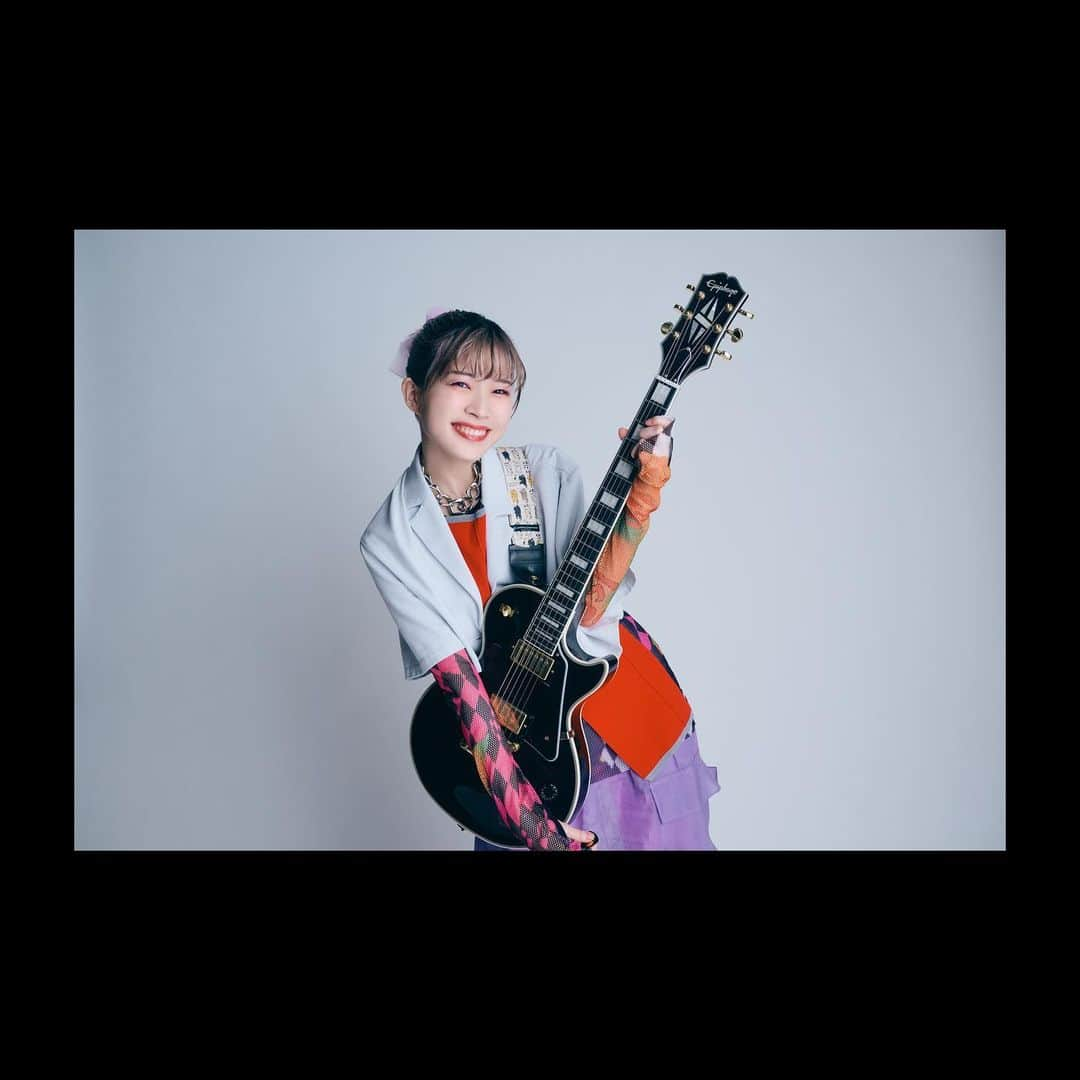 青山吉能のインスタグラム：「#0905 🎸🖤 ・ #Epiphone 創立150周年インタビューに なんと載せていただきました。 こんなわたしがギターのお話なんて あまりにも恐れ多すぎましたが、 「ぼっち・ざ・ろっく！」を通して出会えたことたちを ぽつりぽつりお話しさせていただきましたので 是非ご覧ください！！ ・ ・ ・ Stylist久芳さん ギターを最大限に映させる最高のお衣装⚡️ Hair&make-up さんちゃん @san.risa.3  お団子です！後ろのリボンに後藤みを🎀🎀」