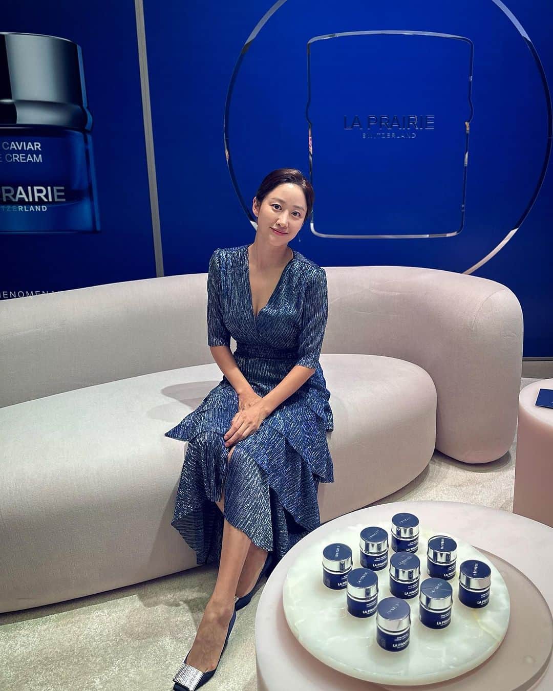 チョン・ヘビンのインスタグラム：「꿈의 크림 #라프레리 #스킨캐비아럭스크림  향만맡아도 피부가 좋아지는 기분이 드는 마법같은 크림  매년가을에 피부를 위해 투자하는데  올 가을은 #라프레리 로 🫵」