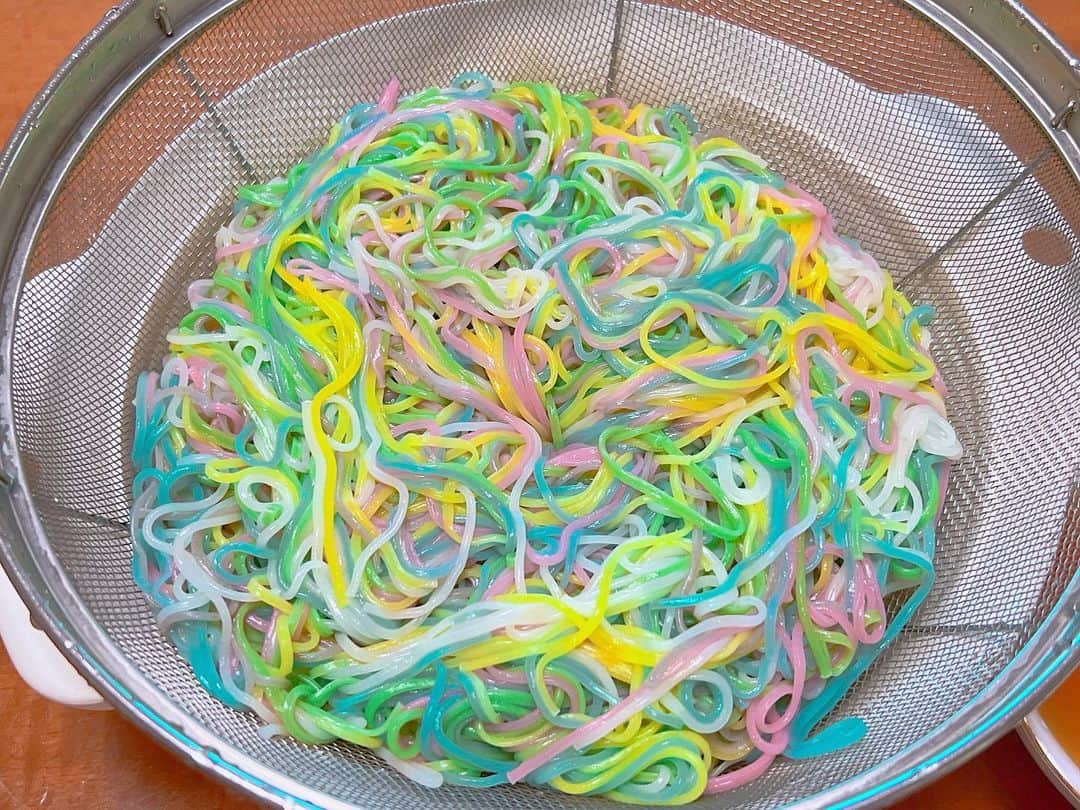 halcaのインスタグラム：「ぜんぶ混ぜてもかわいいカラフルそうめん🌈 食感も良くて美味しいからまた食べたいな٩(*>▽<*)۶  #halca #ハルカメシ #はるちゃーじ #そうめん #colorfulfood」