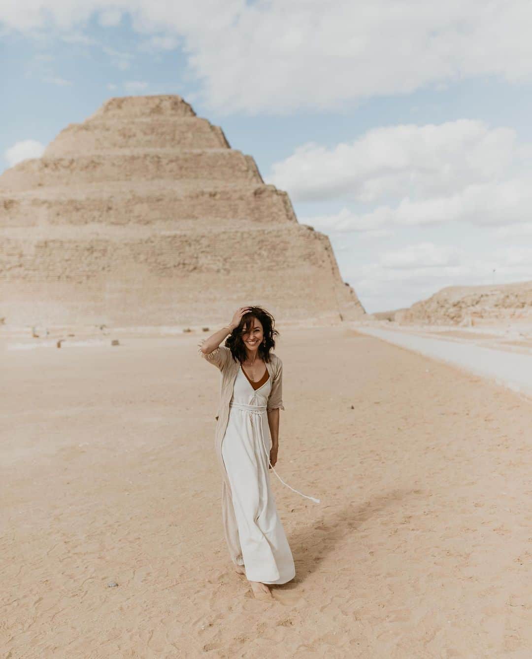 オータム・リーザーのインスタグラム：「“Dancing barefoot upon holy land Giving thanks to the water Sun and Moon and the plants Healing is here, we're clearing the past Wounds we have carried are fading at last…”  from ‘Dancing Barefoot’ by @thisisfiamusic   Photos on the sands of Saqqara by @alyssaisshere」