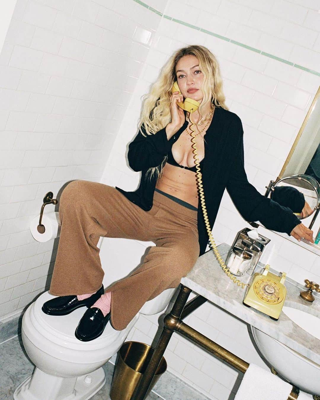 Carolina Gonzalezのインスタグラム：「📞G I G I🖤 @gigihadid Fresh Faced for @guestinresidence  Photos @antongottlob  Stylist @dzgaines  AD @sarahbassettt  Hair @laurapolko  #MakeupbyMe @cgonzalezbeauty  #CGonzalezBeauty  #GuestInResidence  #GigiHadid  #naturalmakeup」