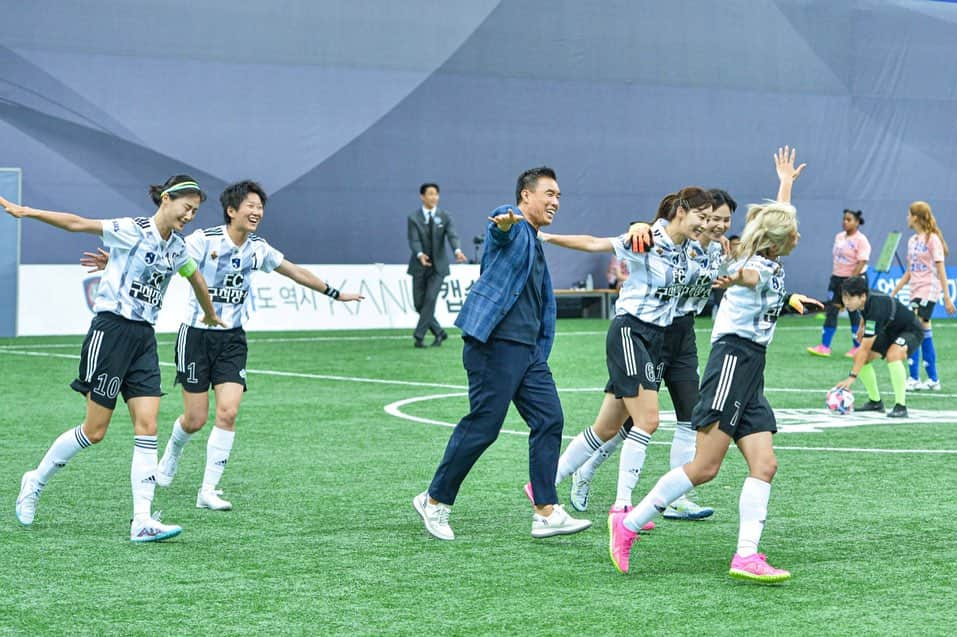 イ・ヒョニのインスタグラム：「⚽️실력도 체력도 최고로 좋은 FC월클을 만나서 정말 치열하게 뛰었습니다.  경기 전날 장염에 걸려 아무것도 못먹고 약만 겨우 먹고 정신없이 뛰었어요. 이날 경기 후 꼬박 3일을 몸져누웠어요..🥲 그만큼 간절했고, 어려웠던 경기였습니다.  든든한 버팀목이 되어주신 하석주 감독님, 그리고 멋진 경기 해준, 너무 이뻐죽겠는 우리 구척이들 모두! 정말 고맙습니다!!🖤  아, 참고로 오범석,백지훈 전임 감독님들이 우리 구척의 실력을 만들어주셨고, 하석주감독님이 멘탈을 잡아서 단단하게 다져주셨다. 라는 인터뷰도 했었는데요 (아쉽게 방송에 나오진 않았지만🥲) 구척을 위해 애써주신 모든 감독님들 진심으로 존경하고 감사합니다🙇🏻‍♀️🤍」