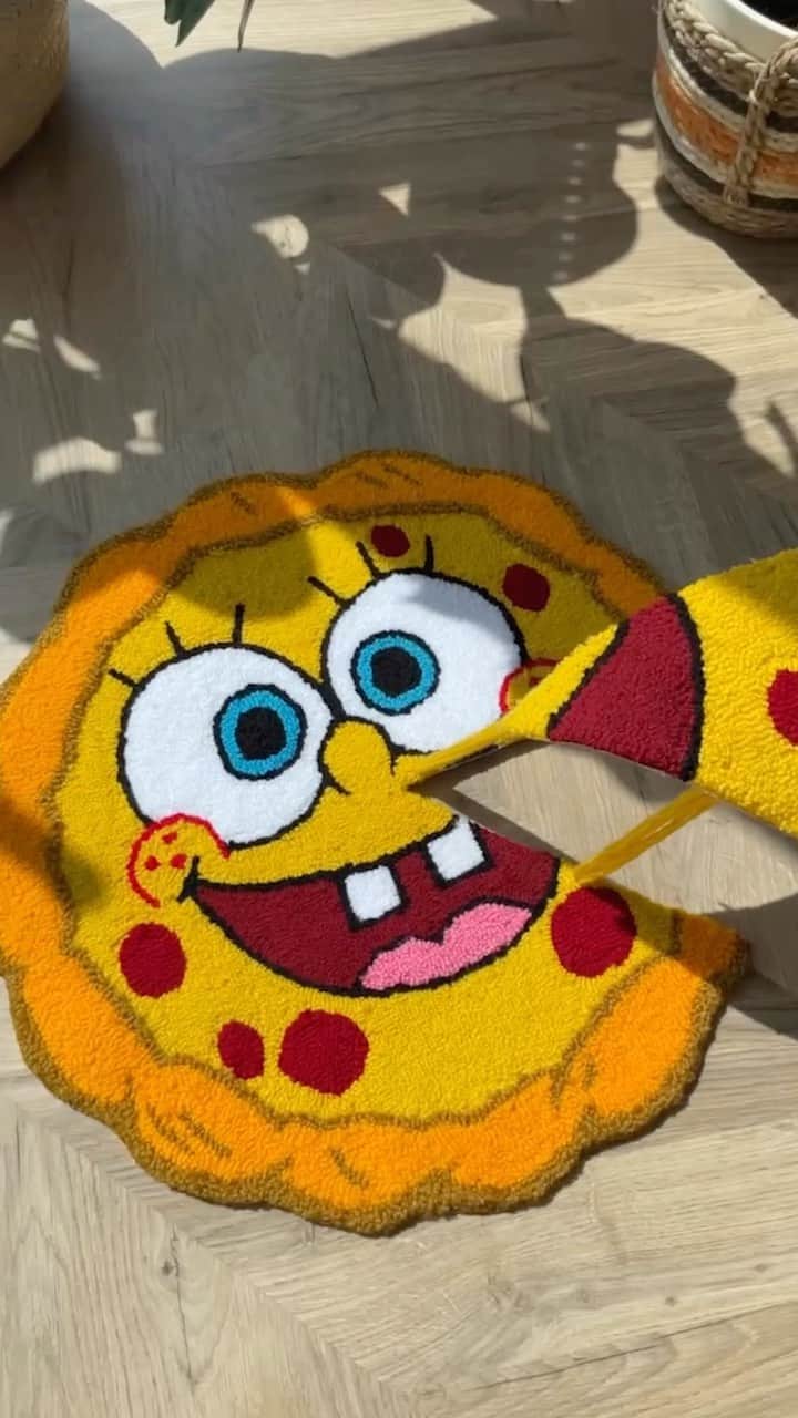 スポンジボブのインスタグラム：「Krusty Krab pizza, is the pizza, for you and meeeeeeeeeeeeee   🎨: @ruggybagystudio」