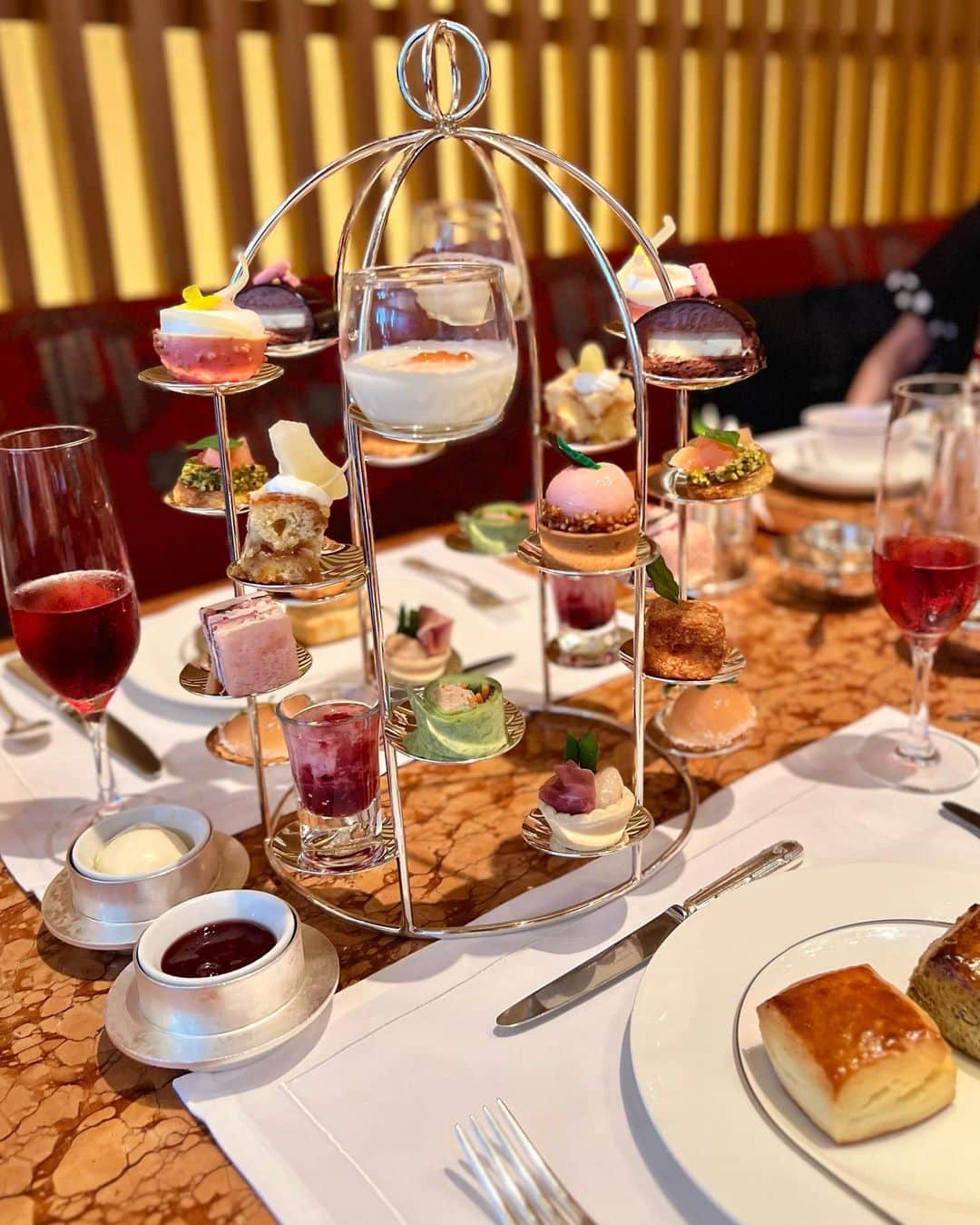 のインスタグラム：「📍#ペニンシュラ東京 うれしい再会 たのしいおしゃべり おいしいヌン . #ヌン活」