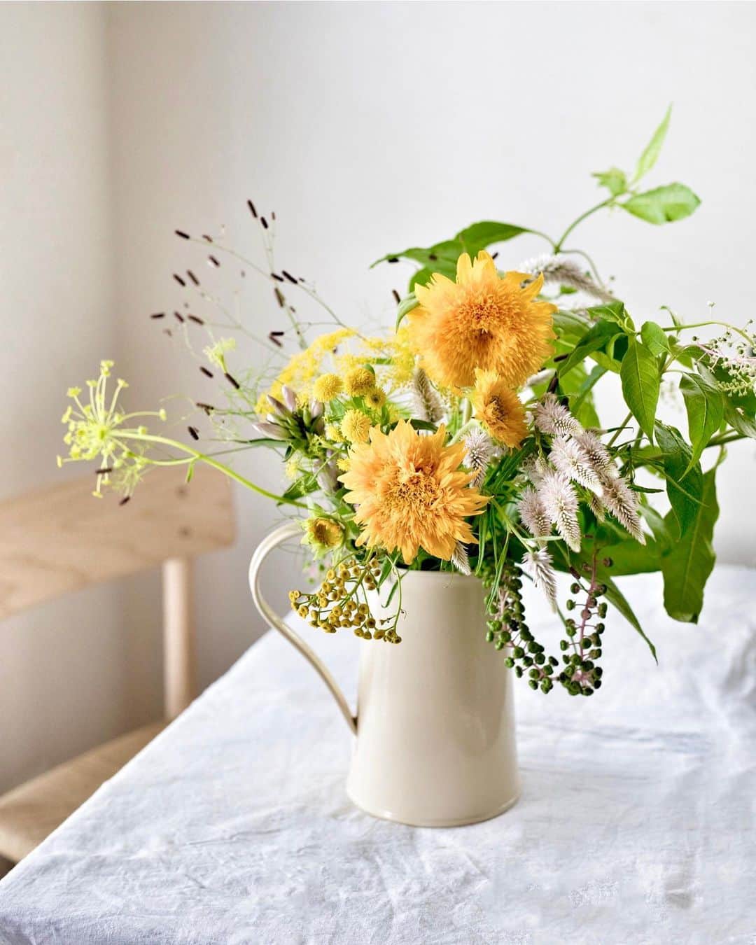 のインスタグラム：「Sunflowers, celosia flamingo feather, poke berries, tansy and patrinia scabiosifolia.  夏から秋へ🌻🌾  #いつかの写真」