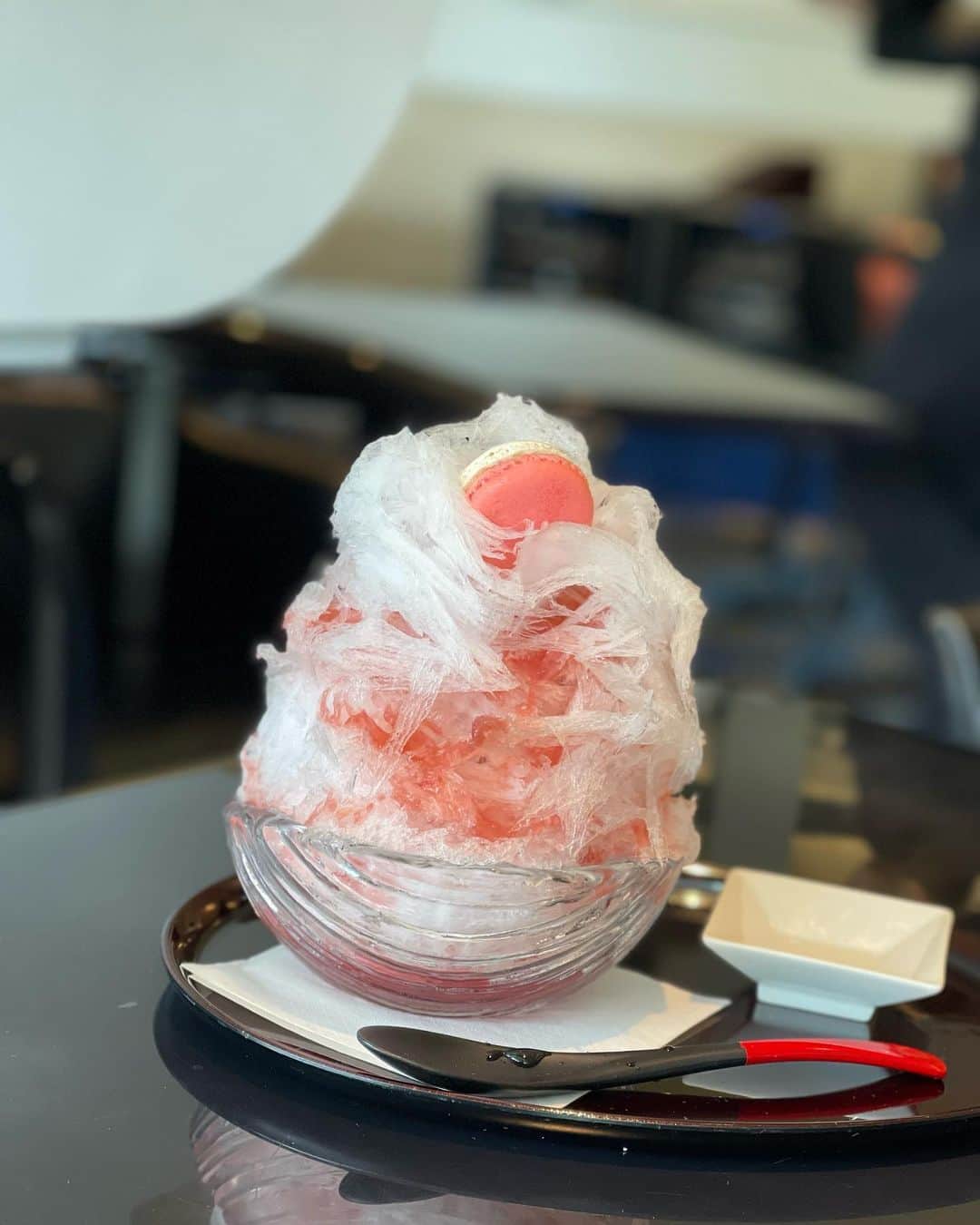 木本泉のインスタグラム：「- やっと食べられた❤️ 残念ながら桃のかき氷は終わっていたけど🥲  "さつきかき氷"  日光天然氷を使って作られたかき氷。ふわふわで滑らか⭐️ 何とも美味しい。  究極のかき氷です🧊  ランチは尾崎牛丼🐮  からの、カフェタイム☕️  @mio_omodaka とお友達のランチに合流させていただいた🤭🤭🤭  ありがとう❤️  #ホテルニューオータニ東京#さつきかき氷#かき氷#日光天然氷」