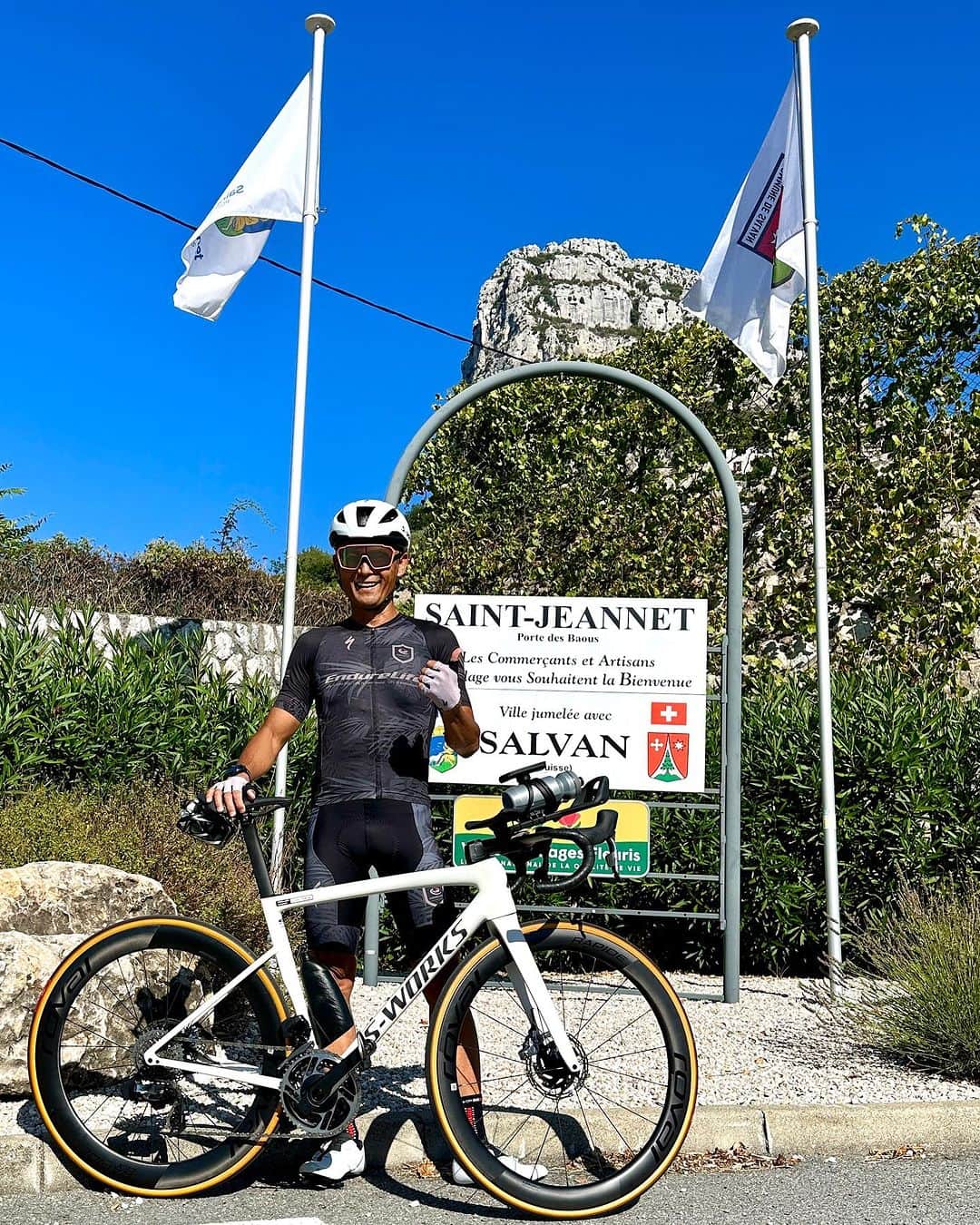 竹谷賢二のインスタグラム：「ツールドフランスの山岳コースのバイク、コートダジュールの蒼く美しい地中海のスイムとラン、素晴らしい自然と文化の中をトレーニングで堪能。  #ilovenice🇫🇷 #ironmanworldchampionship #トライアスロン #アイアンマン #レース #スペシャライズド #フーブ #ガーミン #ホカ #スペシャライズド幕張 #エンデュアライフ」