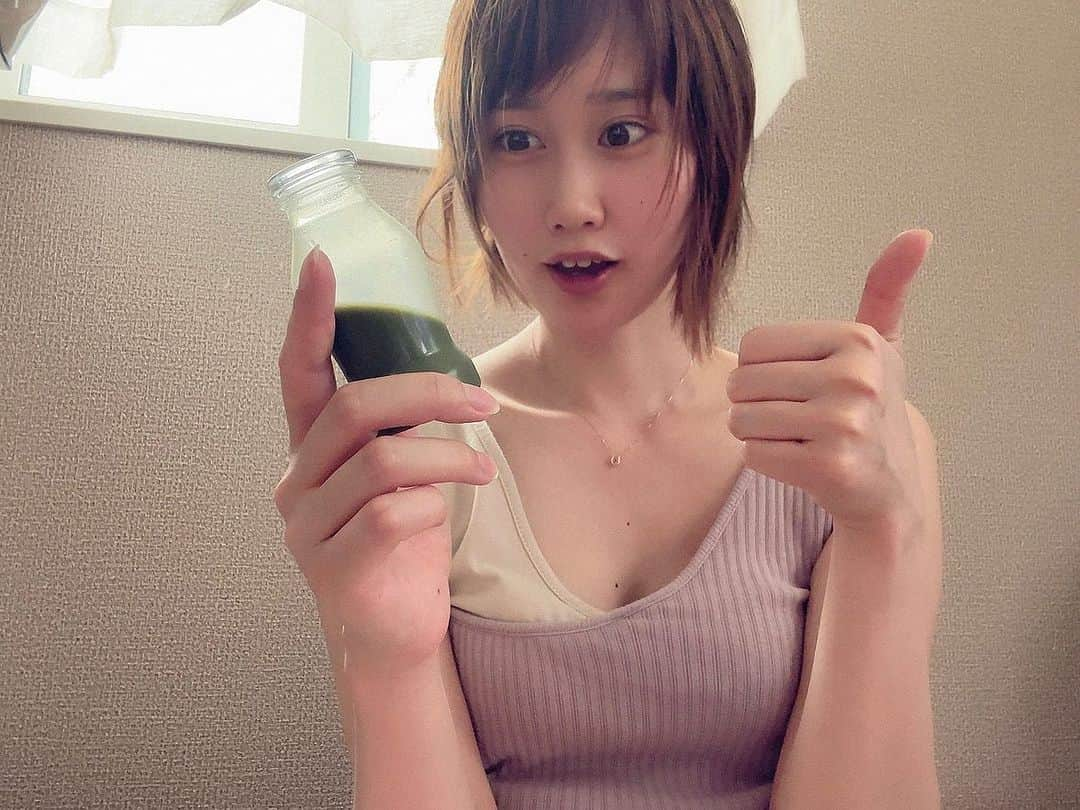 釘町みやびのインスタグラム：「☘ ̖́-  最近乳酸菌はもっぱらノーベルさんなんだけど、 これこの所でいちばん美味しいかも…😳💞  大麦若葉とケールの、青汁と乳酸菌！  いや、色がなかなか… と思った事を謝りたくなる程に美味しかったし サッパリでめっちゃ飲みやすい！！！✨  青汁は我慢して飲む派の私なんだけど、 ぶっちゃけ何本も飲みたいくらい美味しい。笑 (ちゃんと1日1本を守ります🥺)  ２１種類の野菜を乳酸菌で発酵させた 「野菜発酵エキス２１」や 他にも沢山身体に良いものばかり入ってるし、 当分これ飲み続けたい気持ちです👏🏻💗💗  ． ．  PR @nobel_official_  #乳酸菌飲料  #青汁  #乳酸菌  #栄養補給  #野菜発酵エキス  #疲労回復  #腸活  #健康生活  #大麦若葉  #ケール  #大人女子  #内側から綺麗に  #beauty  #healthyfood  #healthcare  #health」