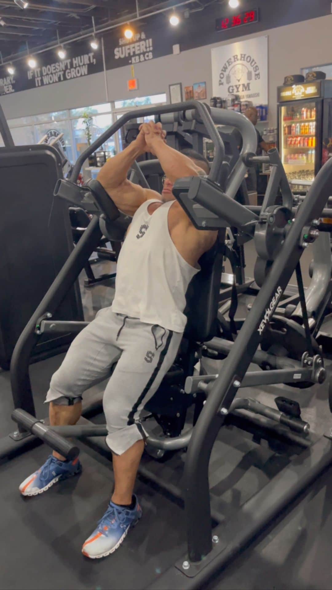 のインスタグラム：「My favorite @evolgear pullover machine in @powerhousegymlasvegas   筋肉増強・体脂肪燃焼のためのサプリメント👇 bodicafe.com  オンライン指導(オンライン弟子) メールにてお問い合わせください👇 hideproductions@gmail.com  Gym @powerhousegymlasvegas   My workout team @drdoomoffroad  @iriskyle  @pedro12aguilar  Thank you my sponsors @americanmalewellness  @gaspari  @urbanicebotanicals  @evolgear  @on.japan  @lasvegasmuscleworks  @stimiron.jp @cardilloweightbelts @warriorsgym10042」