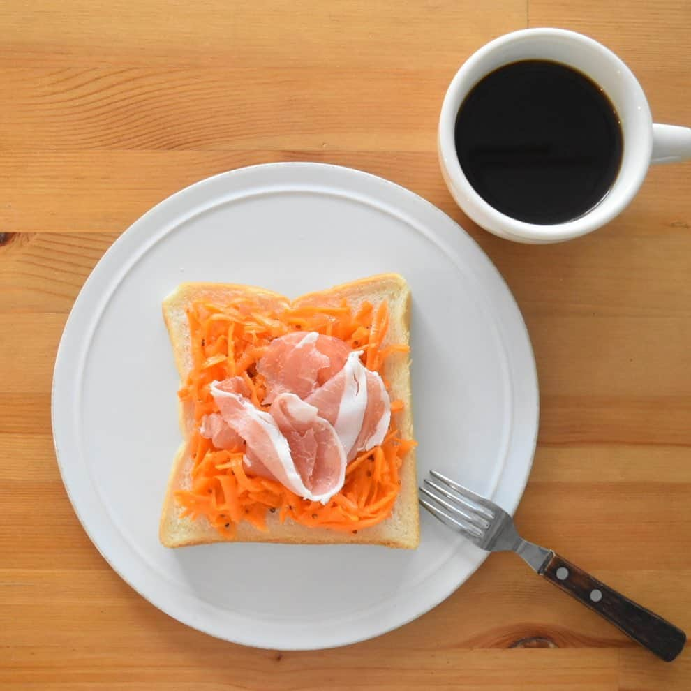 山崎佳のインスタグラム：「Today’s breakfast. 人参のマリネと生ハム。」