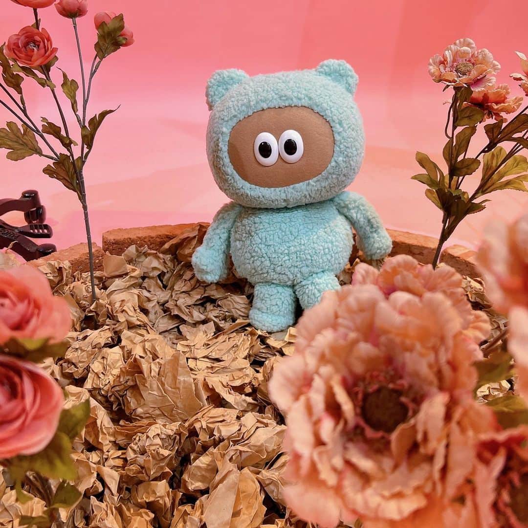 たぬきゅんのインスタグラム：「Q-pot. 2023 AW Collection “Jam Tomorrow” - 実現されない約束 - に遊びに行ってきたよ〜( (Ꙭ) )🌹お花の中に佇むぼくをみて……  ジャムサンドのシリーズ、めちゃくちゃ素敵だった🍪」