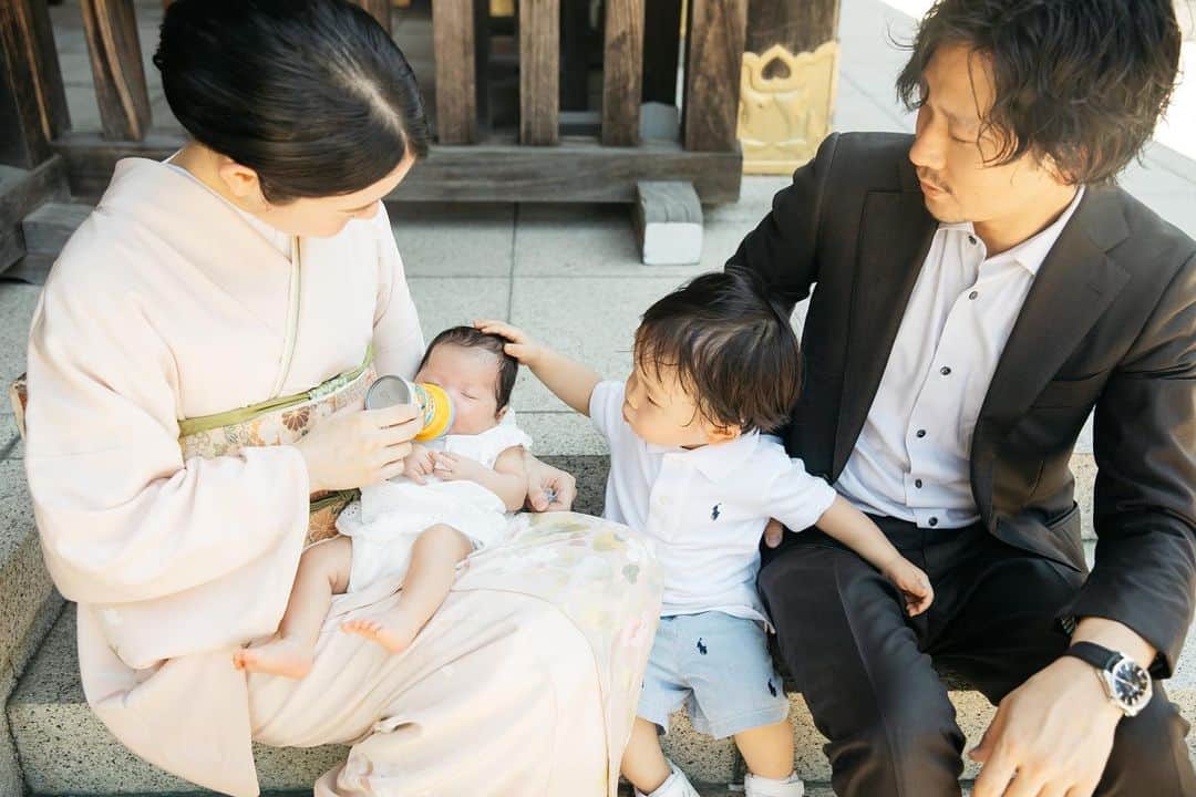 田中響子のインスタグラム：「1ヶ月でもうお兄さんのお顔。 でもママからしたらまだまだ赤ちゃん。  小さなお兄さん 優しくしてくれてありがとう🤍」