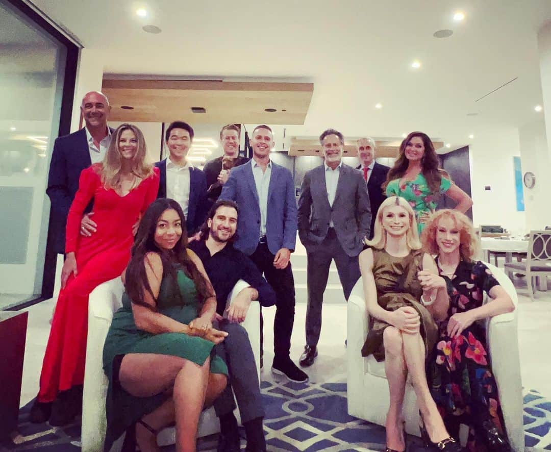 キャシー・グリフィンのインスタグラム：「Another successful dinner “salon”! The conversation was 🔥. For my new “daughter” @dylanmulvaney, I invited comedy folks, lawyers, politicos and an Oxford professor!  Please have a salon of your own. Bring back the art of CONVERSATION! ❤️ #Friends #Fun #Laugh #Girlfriend #Comedy #Conversation #kathygriffin #laugh」