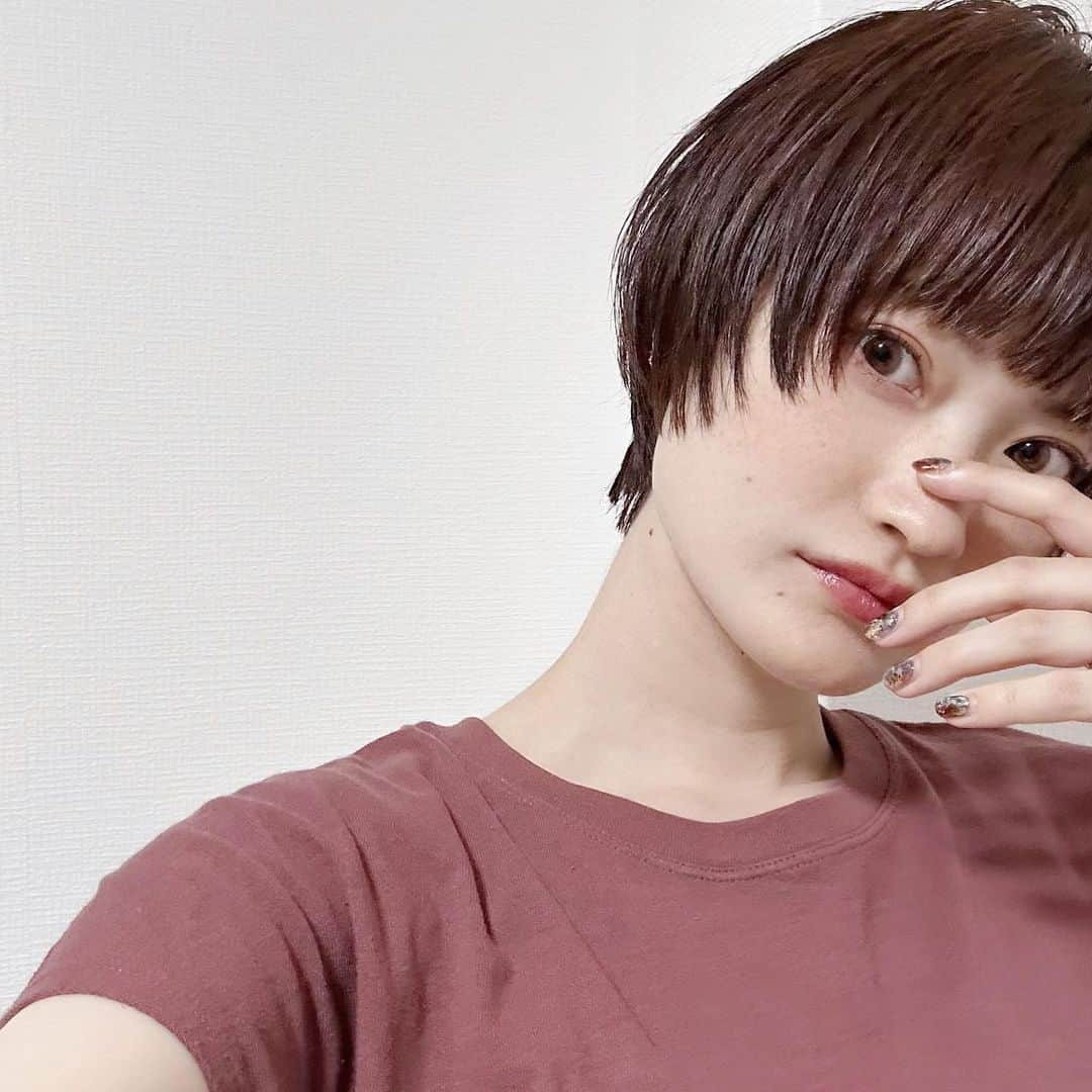 のインスタグラム：「𓂃     6月くらいだけど、 ウルフっぽくした時の ✂︎  顔周りのレイヤーが好きすぎて しばらくマッシュウルフ？てきな ヘアスタイルにしてた🫶     𓂃  #ショート #ショートヘア #マッシュウルフ #ウルフカット #顔周りレイヤー #レイヤーカット #ヘアスタイル #ヘアカタログ #ショート女子 #ショートウルフ #ショートカット #2児ママ #女の子ママ #男の子ママ #サロモ #サロンモデル #関西サロモ」