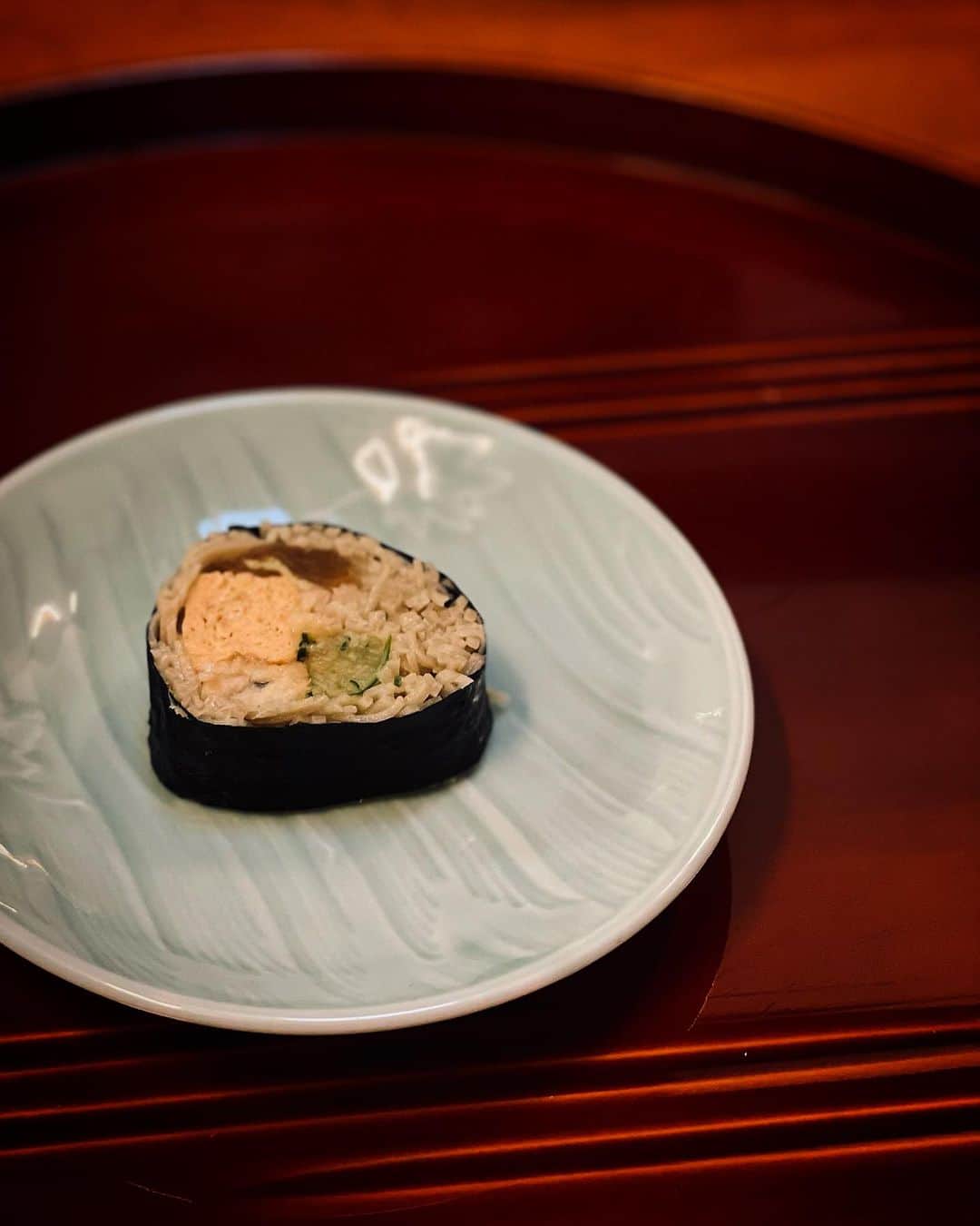 真藤舞衣子さんのインスタグラム写真 - (真藤舞衣子Instagram)「蕎麦寿司って美味しいと思ったことが一度もなかったのですが、今回初めてこんなに美味しい蕎麦寿司に出会ってしまいました〜！  極細の水腰蕎麦に海苔は沼田海苔を使ってます。 海苔が口の中でほどけるの。ふつうならかたまって、んが！ってなるのに、さすが沼田海苔さん。  はあ、あと5個くらい食べたかった🥺  お料理もお蕎麦も全部美味しかった。明日もがんばれそう。  沼田さんありがとうございました〜！！  #そば　#蕎麦　#水腰そば」9月7日 23時48分 - maikodeluxe