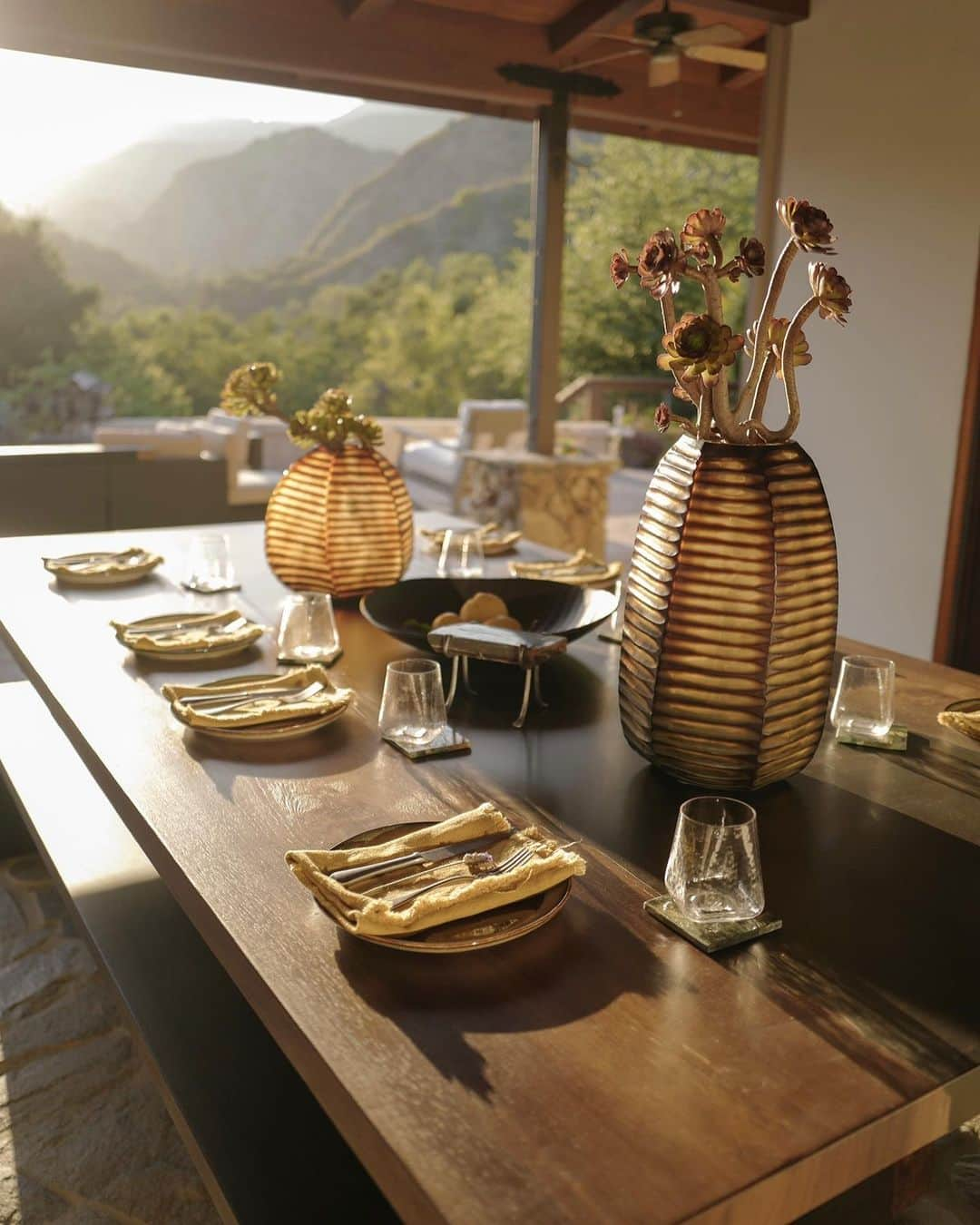 ニッキー・リードさんのインスタグラム写真 - (ニッキー・リードInstagram)「Remember that GIVEAWAY we talked about? It’s finally here! This GORGEOUS @arhaus convertible table hand-crafted using repurposed wood might be my favorite part of the farmhouse! It goes from elegant dining table to ping pong table in less than 10 seconds, and now it could be yours! I am so thrilled to do this with my Arhaus family, and highlight the incredible artisans who have used their talent and passion for sustainability to bring these reclaimed pieces to life! I’ll be posting all week about their craftsmanship, so please follow along :) Giveaway ends in 7 days on 9/14! To win all you have to do is:  Follow @arhaus and @nikkireed Tag a friend in the comments!  Share this post! Must be 18+ and live within the continental U.S.」9月7日 23時41分 - nikkireed