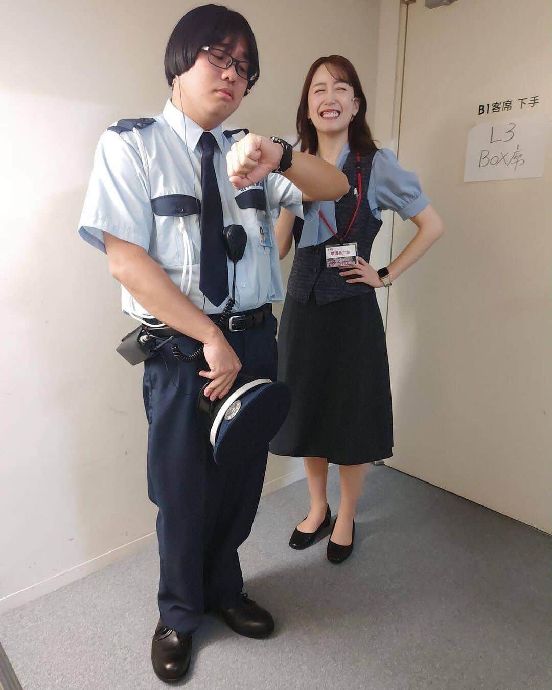 花乃まりあさんのインスタグラム写真 - (花乃まりあInstagram)「. 「SHINE SHOW!」東京公演の千秋楽を迎えました🎙️ しばしお休みをいただいて、次は兵庫へ参ります。  写真は初めての社員証と、 毎日一緒の警備員さん👮🏻‍♂️(淺越岳人さん)  大真面目にコメディをする日々、愛おしい❤️‍🔥 . #SHINESHOW#シャインショウ #淺越岳人 さん #琴浦あかね　🍑」9月7日 23時42分 - mariakano_official