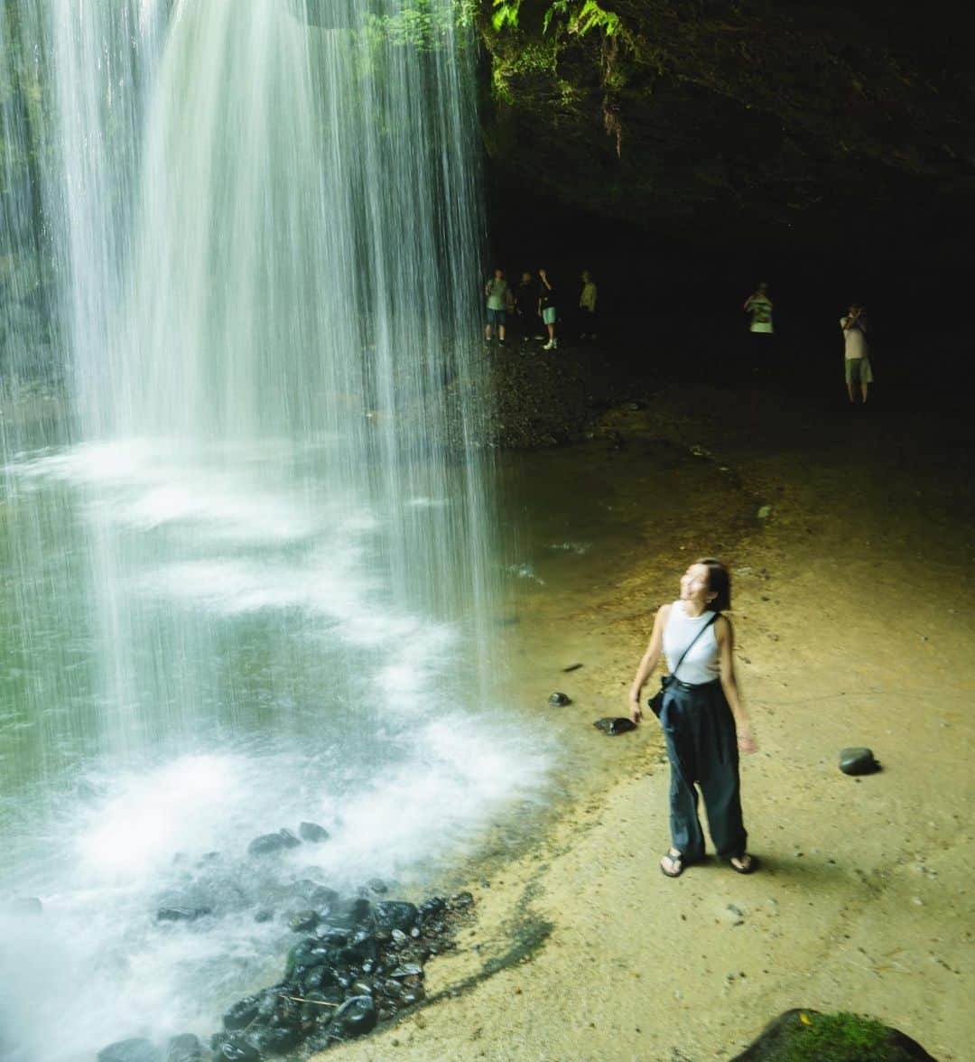 大瀧彩乃さんのインスタグラム写真 - (大瀧彩乃Instagram)「・ nature trip🚩  水源に行って冷たーい天然水を飲んだり、滝の裏側はいってみたり。  気になっていた小鹿田焼の里にもお邪魔しました。 こちらはスーパーやコンビニも近くになく、小さなトラックで売りに来るおばちゃんの所へ里の人々が集まってきていました。 携帯の電波も入らない。 凄い場所があるんだなと、 便利な時代に今もこのような土地があることが素晴らしく感じました。  旅中に着ているワンピースとパンツは一目惚れした @tado____  この夏のお気に入り◎  #takiicotrip#naturetrip #leicaq2 #leicam11」9月7日 23時49分 - _ayanootaki_