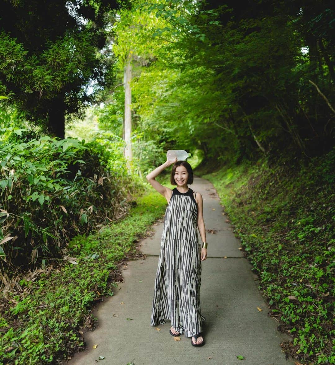 大瀧彩乃のインスタグラム：「・ nature trip🚩  水源に行って冷たーい天然水を飲んだり、滝の裏側はいってみたり。  気になっていた小鹿田焼の里にもお邪魔しました。 こちらはスーパーやコンビニも近くになく、小さなトラックで売りに来るおばちゃんの所へ里の人々が集まってきていました。 携帯の電波も入らない。 凄い場所があるんだなと、 便利な時代に今もこのような土地があることが素晴らしく感じました。  旅中に着ているワンピースとパンツは一目惚れした @tado____  この夏のお気に入り◎  #takiicotrip#naturetrip #leicaq2 #leicam11」