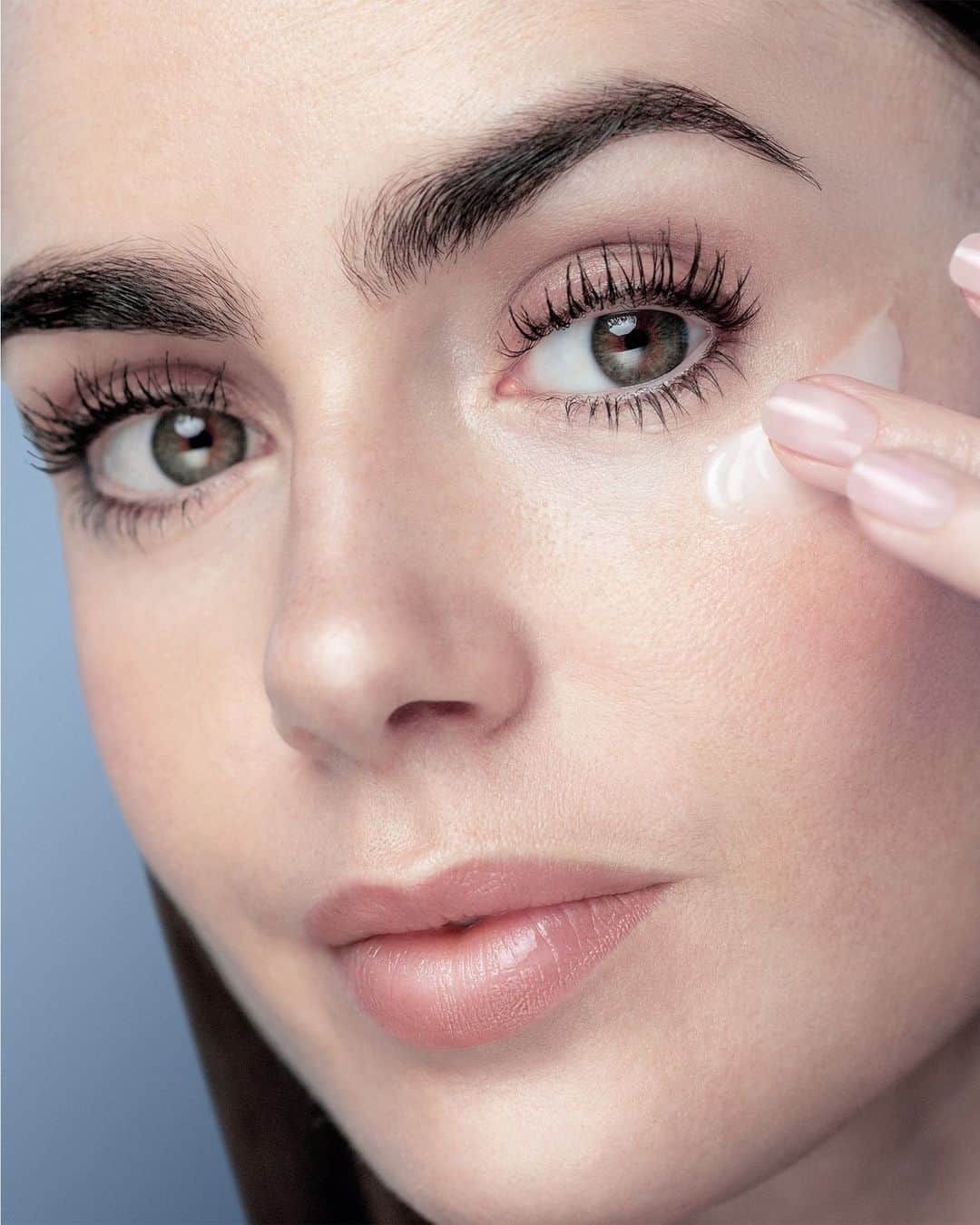 Lancôme Officialさんのインスタグラム写真 - (Lancôme OfficialInstagram)「Discover the power of Advanced Génifique Eye Cream: a patented formula enriched with millions of pre- & probiotic fractions for visible results. Its unique formula blends Hyaluronic Acid, known to tackle volume loss, and Vitamin CG to help brighten the skin tone. Discover your own eye contour needs by using the E-Skin Expert service on lancome.com. #Lancome #Genifique #Skincare #LilyCollins」9月7日 23時51分 - lancomeofficial