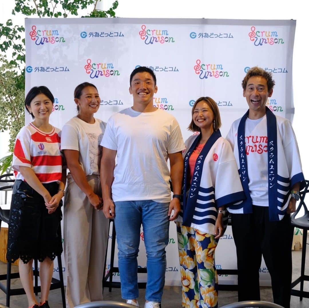 上野優花のインスタグラム：「いよいよ‼️明日‼️ ラグビーワールドカップが開幕🇫🇷🏉  今回もお仕事でRWCに携われることになり、 身が引き締まる思いです😤✨  8月27日に行われた スクラムユニゾンのイベントでMCとして 参加させていただきました😊🙌🏻  もうね、あったかい…🥹✨  スクラムユニゾンのお二人が築いてきた 情熱とか信頼とか安らぎとかが全部詰まった空間に これまたあたたかいお客さんが集まってくださり とっても尊い時間を共有させていただきました😭✨✨  そんなイベントで 産休明けで仕事復帰をさせていただき、 私は幸せ者です🥲🙏🏻感謝✨  好きなものを共有する時間って 本当に尊いなぁと 4年前のファンゾーンを思い出したり…😌  美里ちゃんと匠さんは フランス入りされたようなので 現地の雰囲気を存分に味わって頂き、 その様子を教えてもらいましょう🤩🇫🇷  #家からこの日本代表のジャージを着て来た私 #他の皆さんは普通にお洒落な格好で #内心ドギマギしていたのはここだけの話です 🤫 #帰りの電車も1人ワールドカップフライング気分」